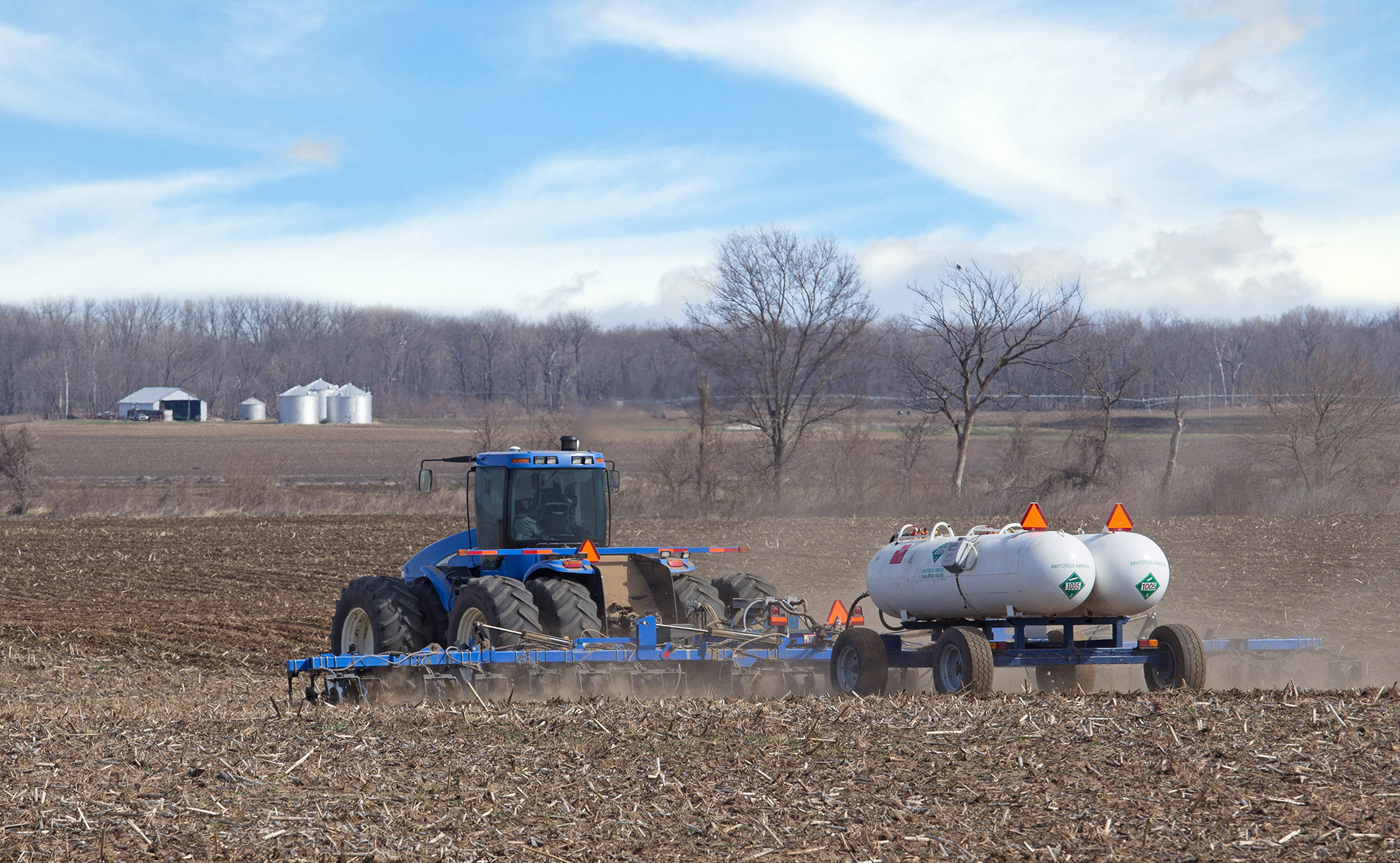 Fertilizing a field with anhydrous ammonia