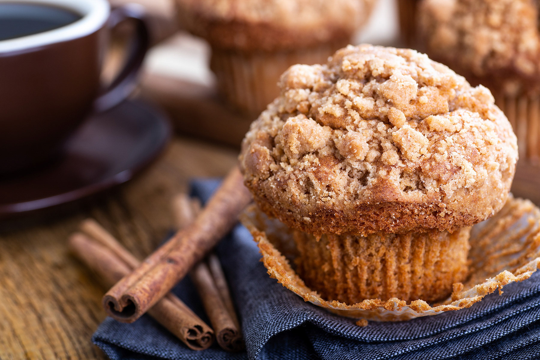 Cinnamon muffin with streusel topping