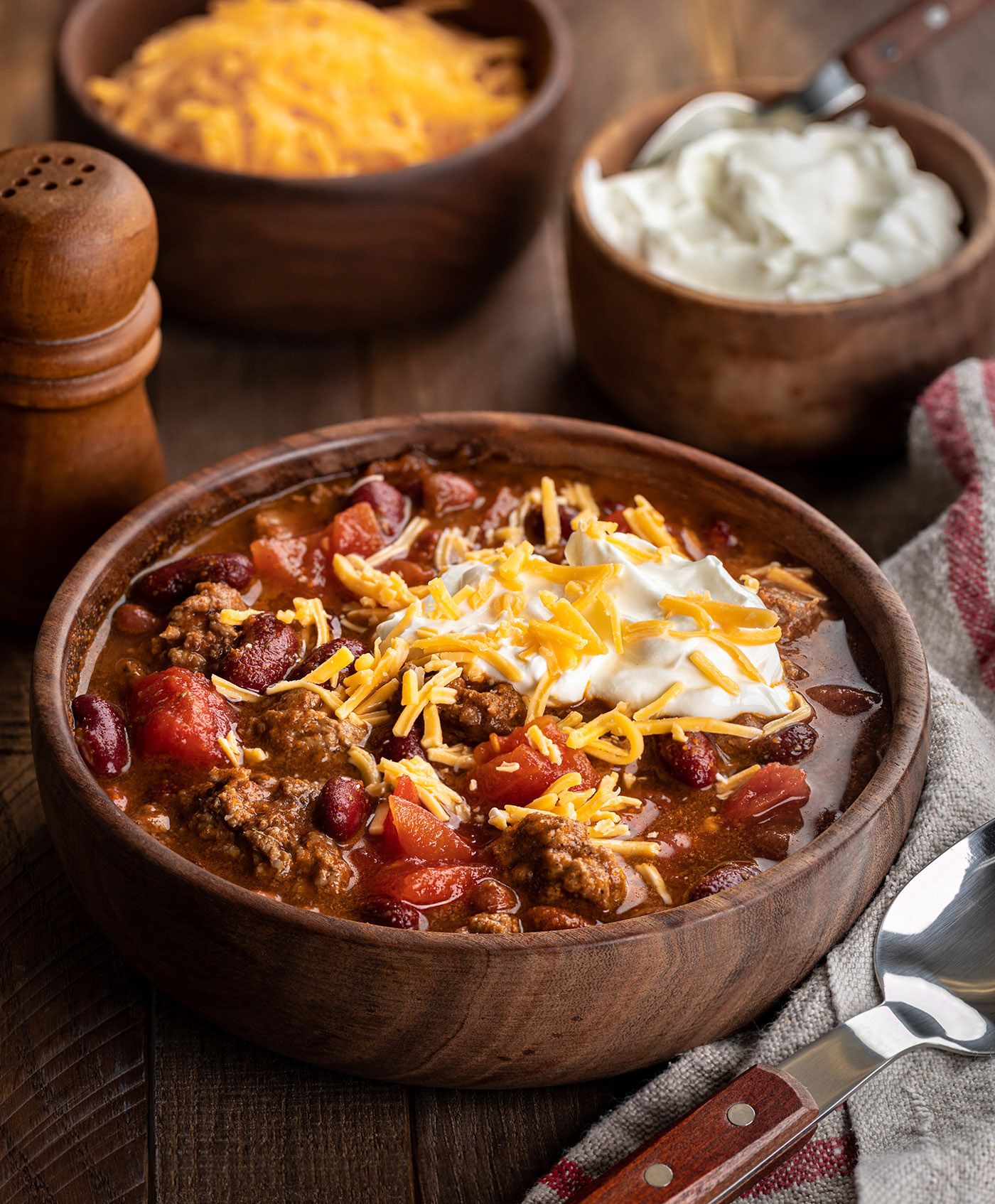 Chili con carne with cheddar cheese and sour cream