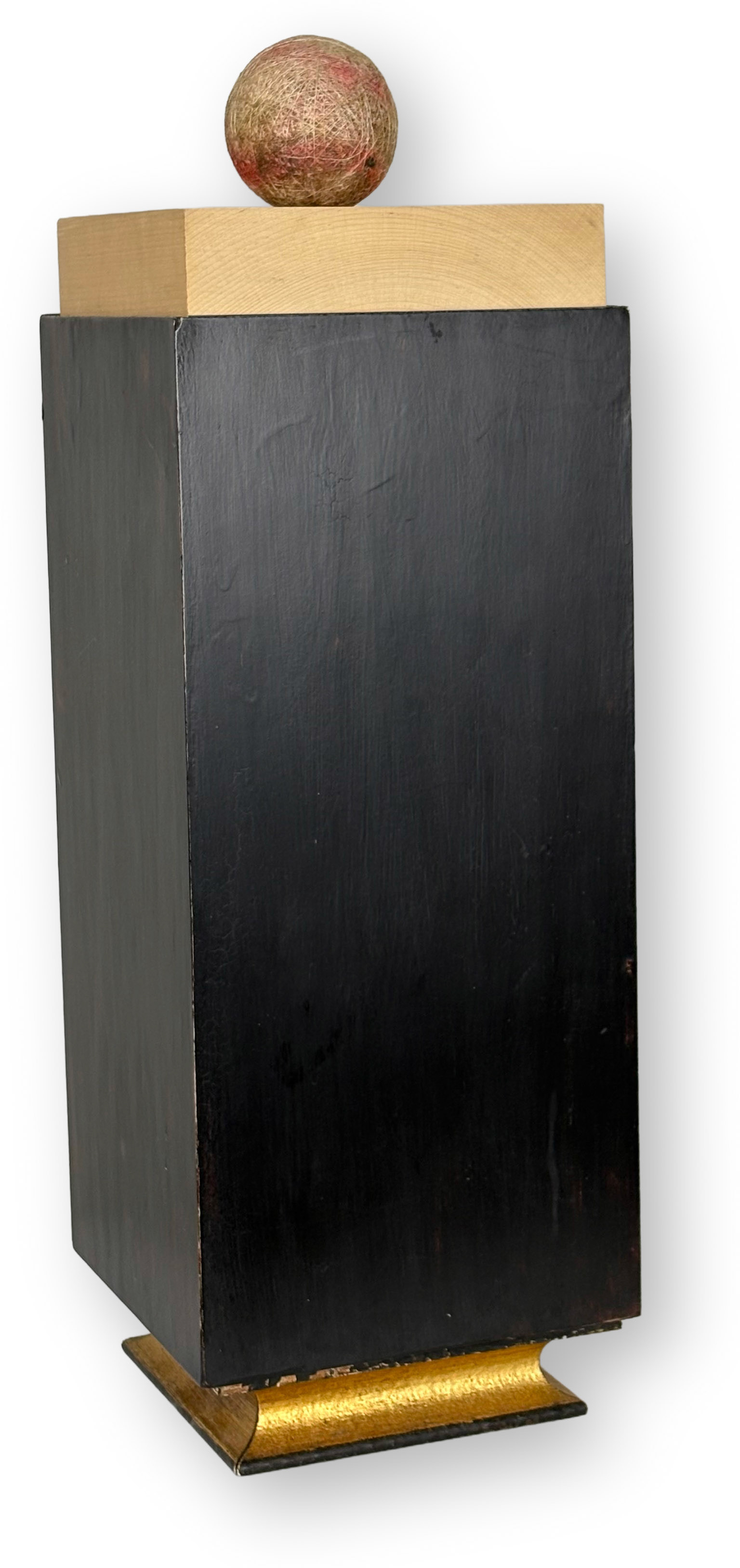 BLACK BOX WITH A CAT HOLDING A BIRD INSIDE