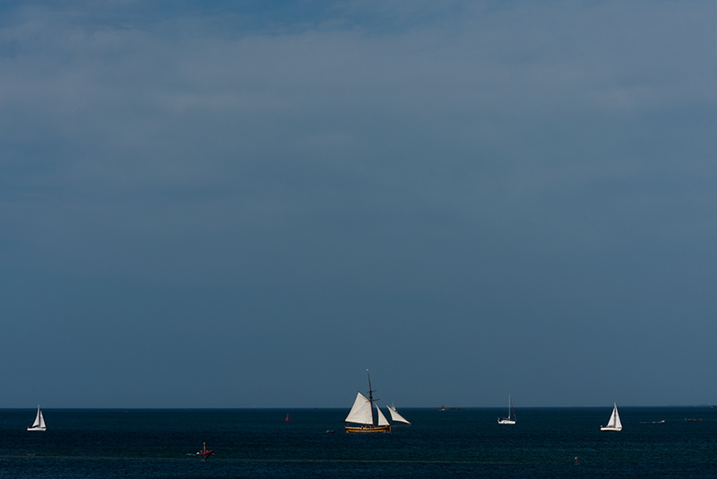 Voiles au loin
