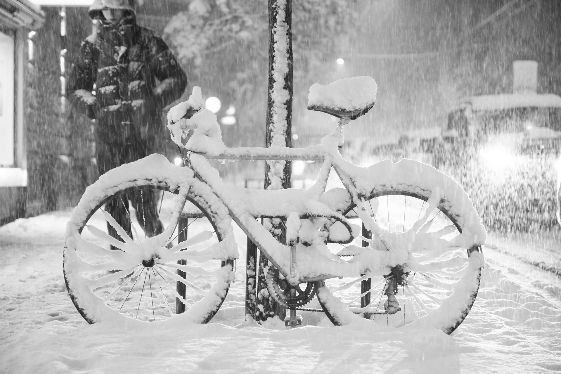 Ein stark verschneites Velo mit viel Neuschnee in der Stadt Luzern im November 2024