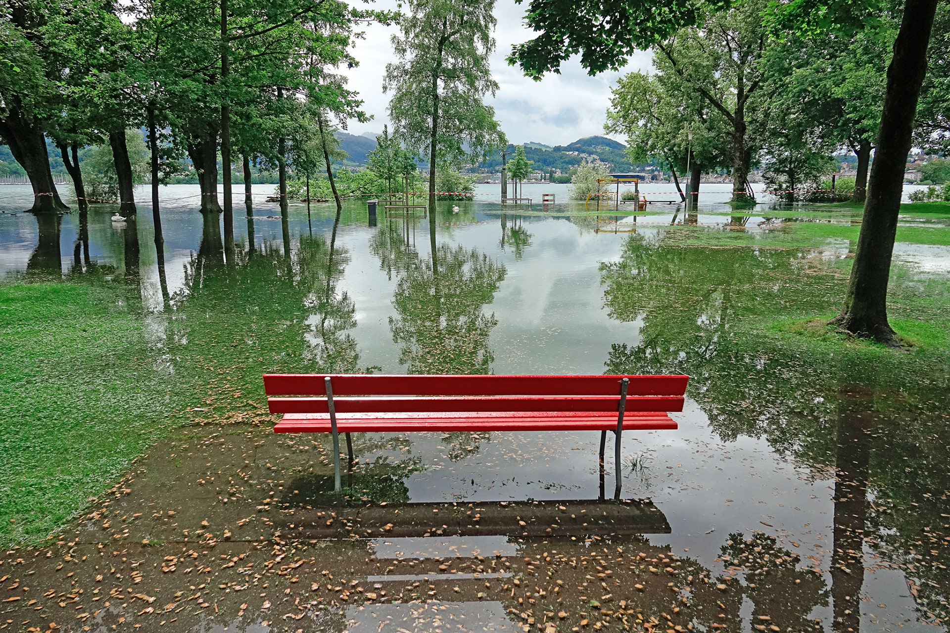 Eine Sitzbank im Lido Luzern versinkt aufgrund von Hochwasser im Wasser