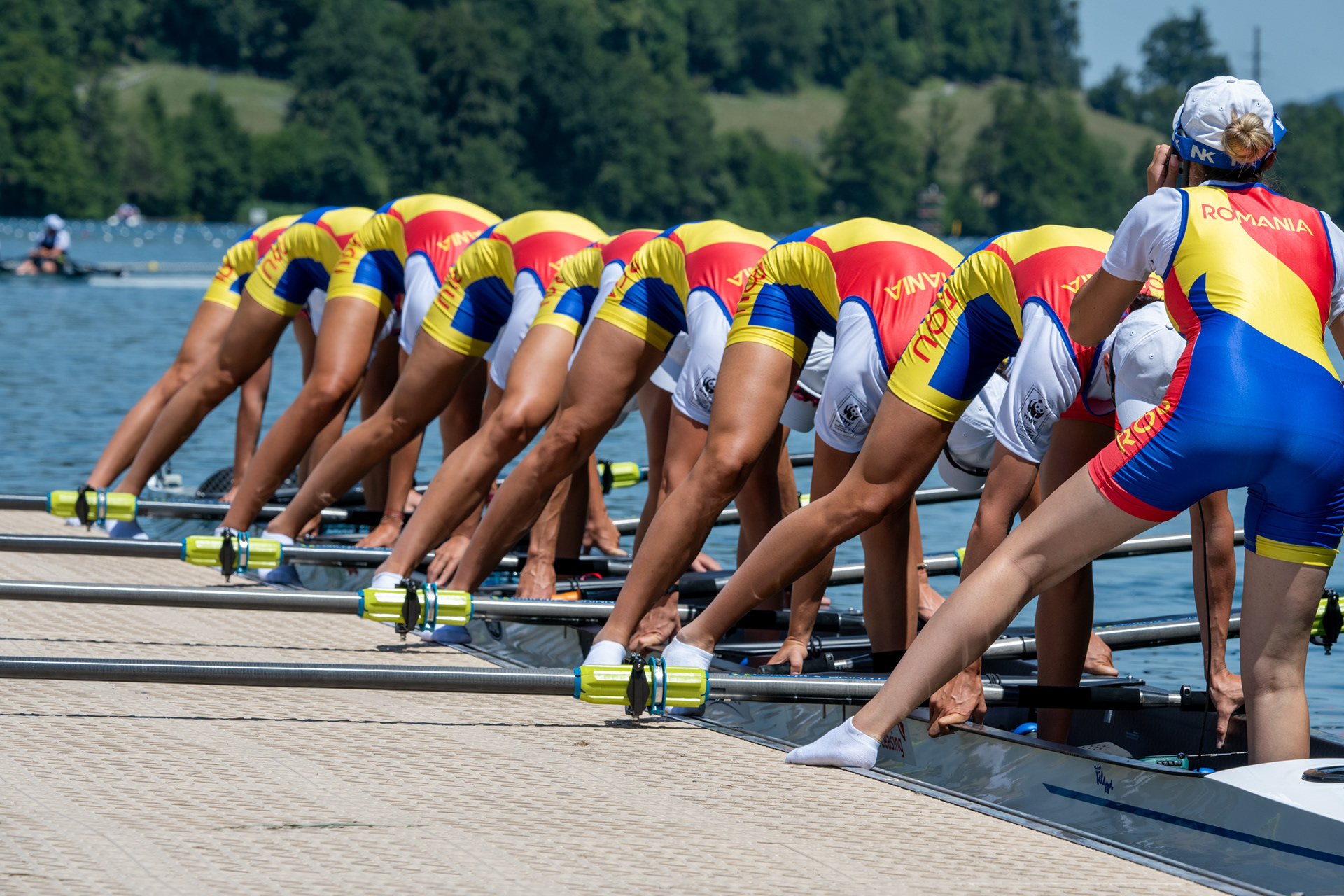 Der rumänischer Achter steigt an der Lucerne Regatta synchron ins Ruderboot