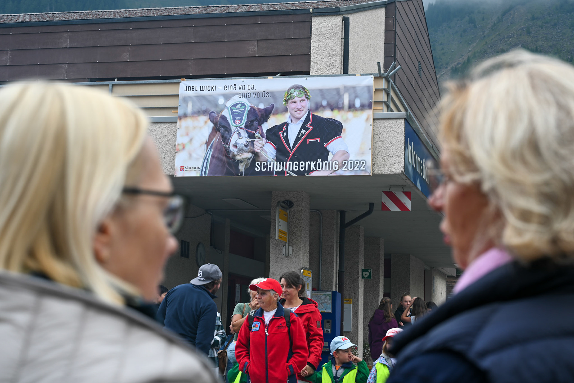 Zwei Frauen warten in Sörenberg auf die Ankunft von Schwingerkönig Joel Wicki 