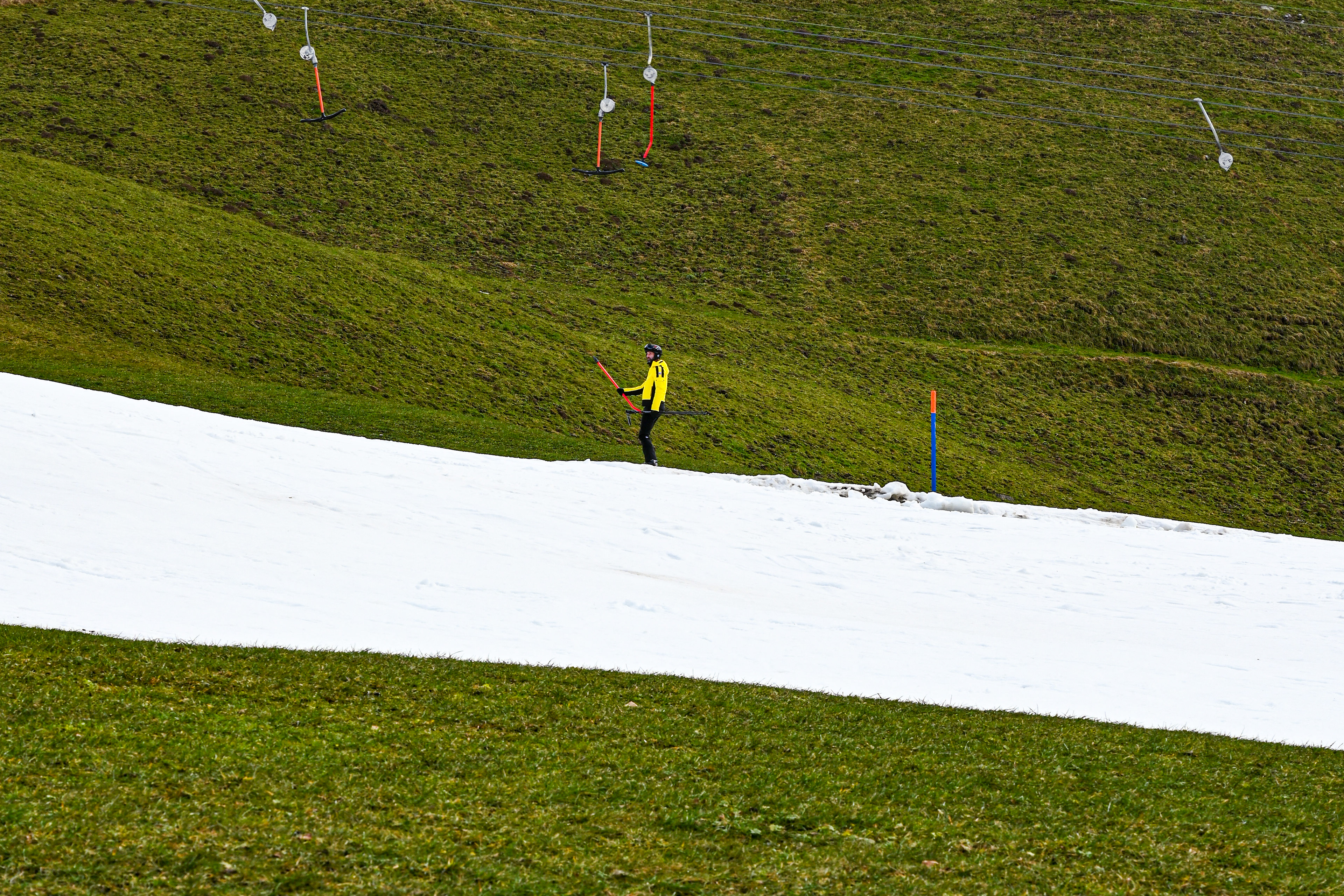 Ein Skifahrer auf einer Kunstschneepiste im Brunni, Engelberg