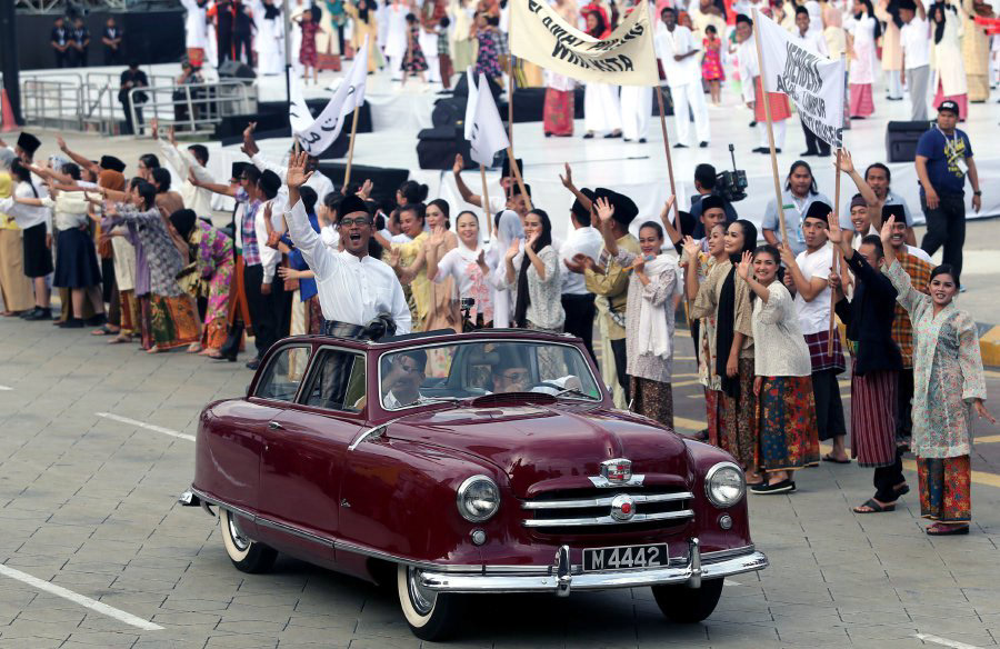 A re-enactment of the Merdeka night homecoming by Tunku Abdul Rahman on Malaysia's 50th Independence Day parade using the restored Nash Rambler in full, working condition.