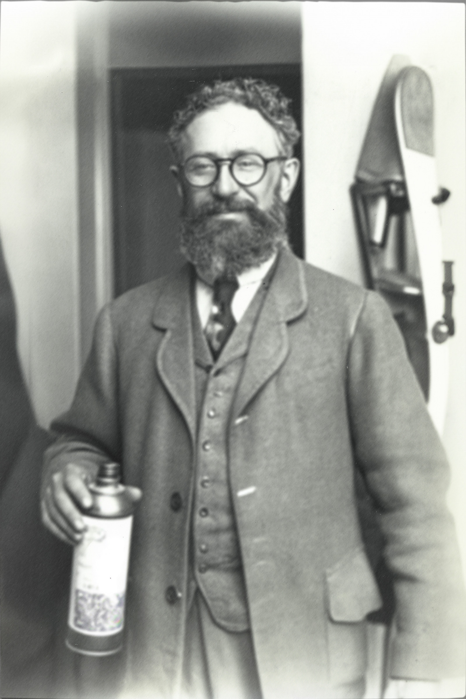 february 9: Invention of the spray can (1926)