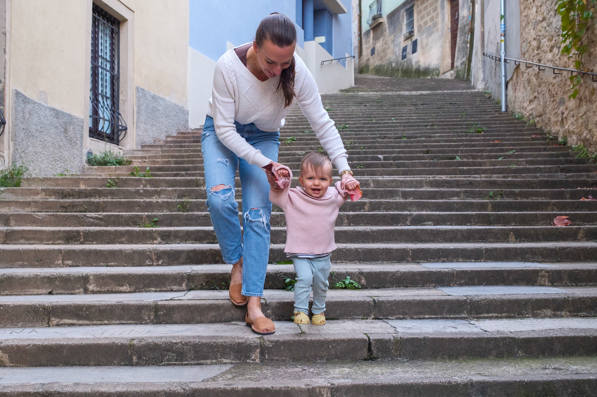Coming Down Stairs to La Fabrica