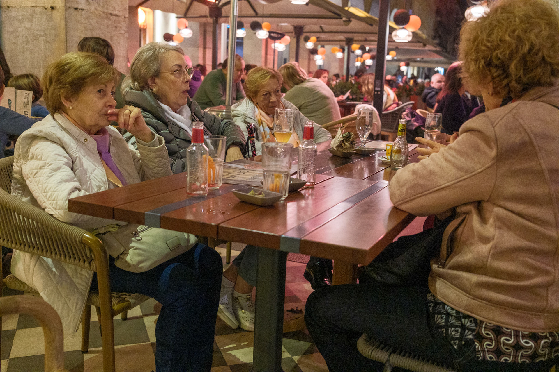 Women In plaça de la Independencia