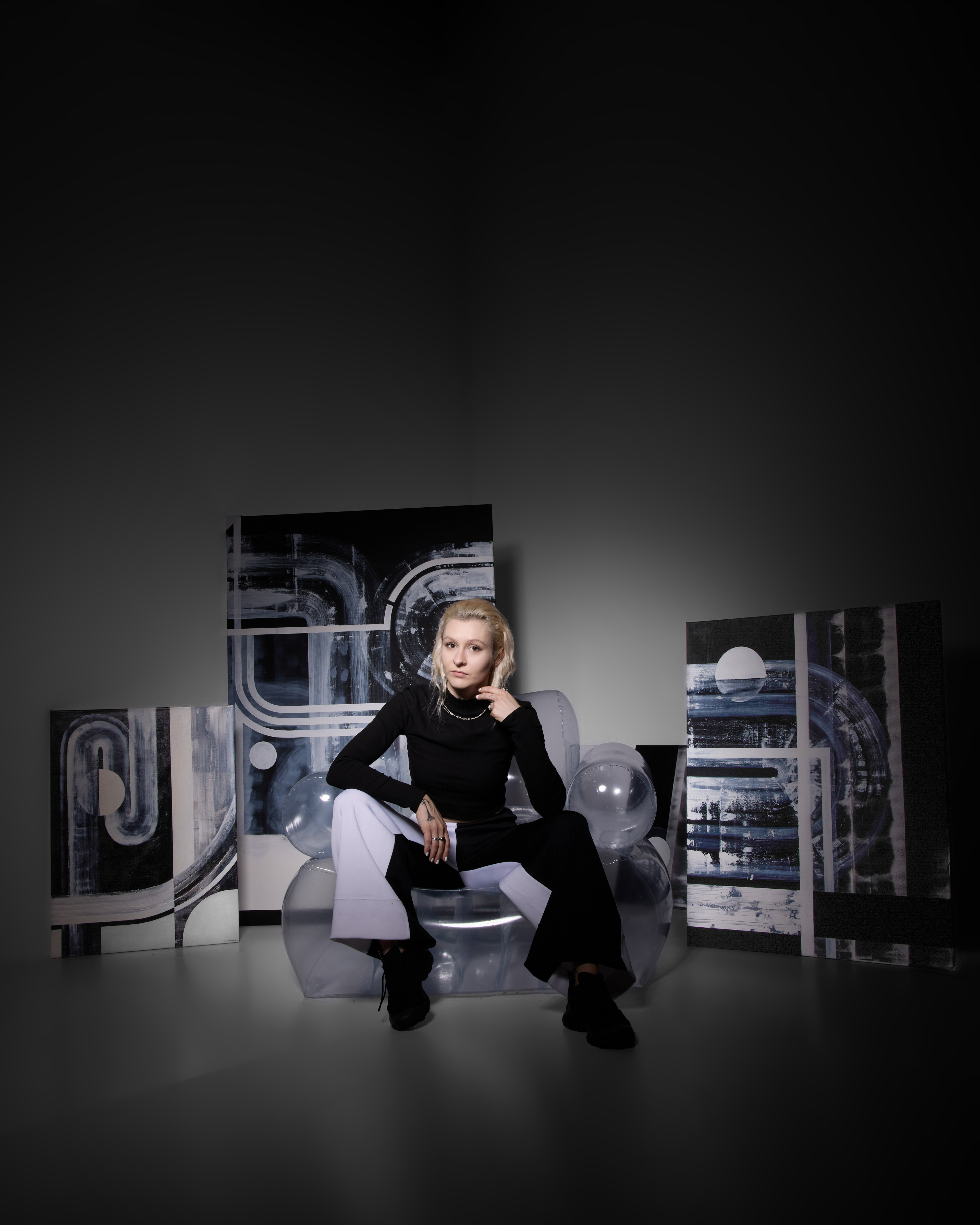 Basia Mielnik with her paintings