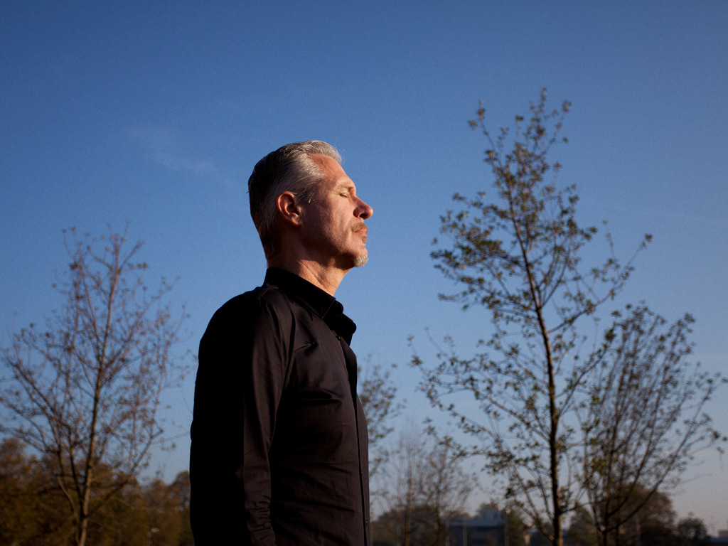 Eric Corton, zanger, acteur, presentator en dj, voor Intermediair Online, Amsterdam