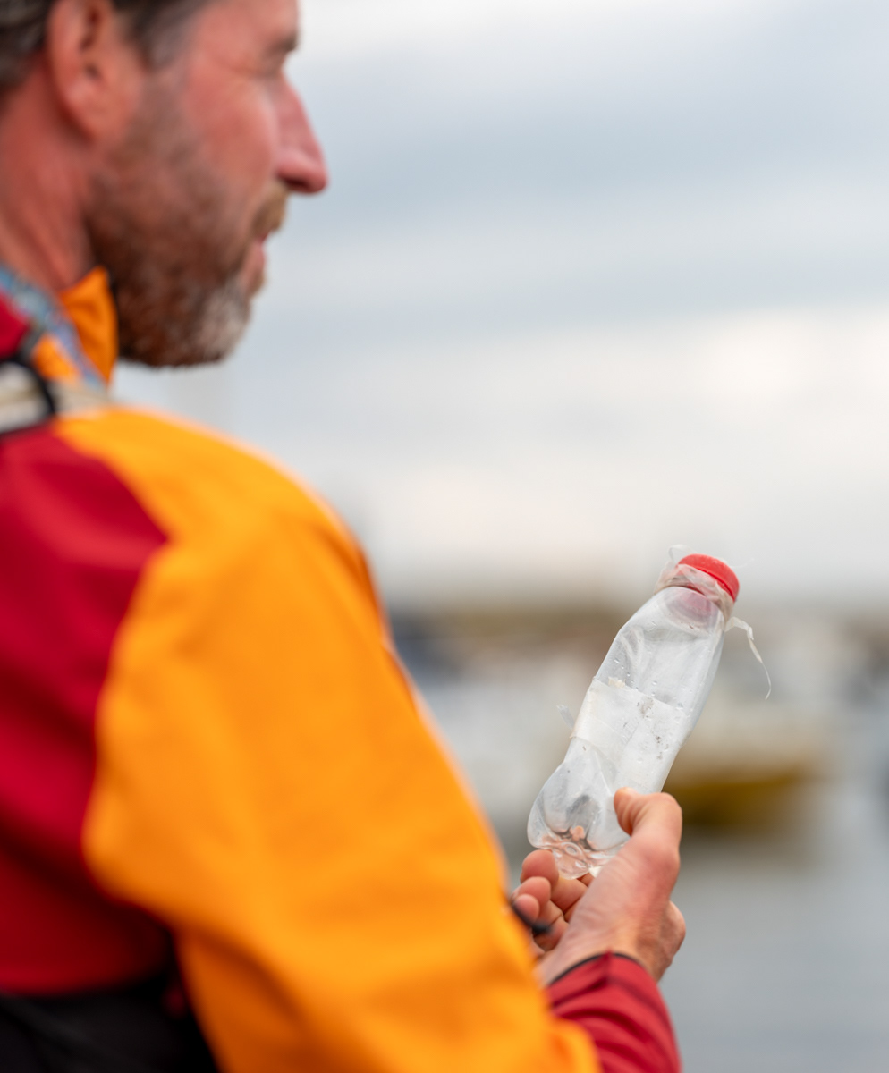 Engels flesje gevonden op het strand