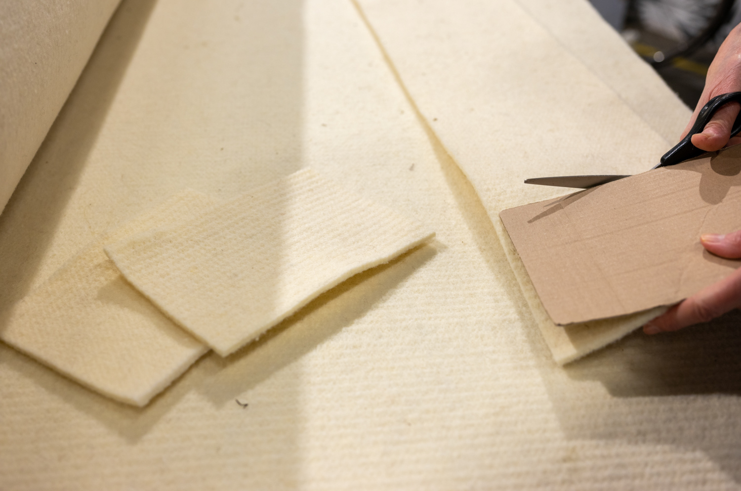 Samples maken van vilt gemaakt van wol van Hollandse schapen, verzameld en later bewerkt door het Hollands Wol Collectief