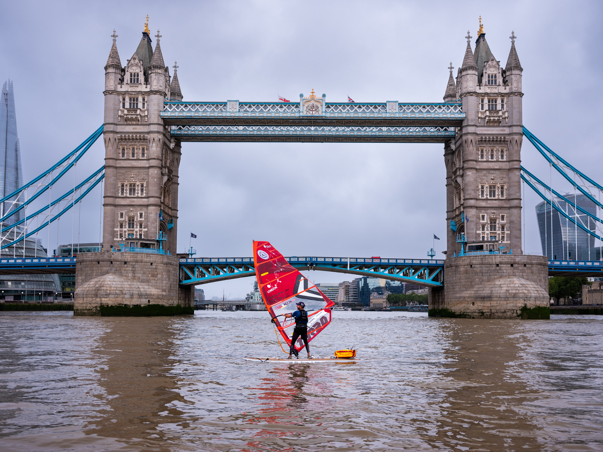 Plastic Soup Surfer Merijn Tinga komt aan in Londen vanuit Oslo
