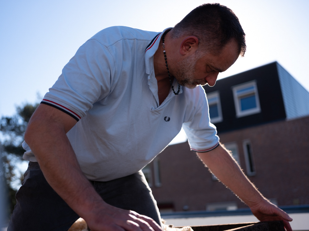 Tijs legt biobased groendak aan, Breda