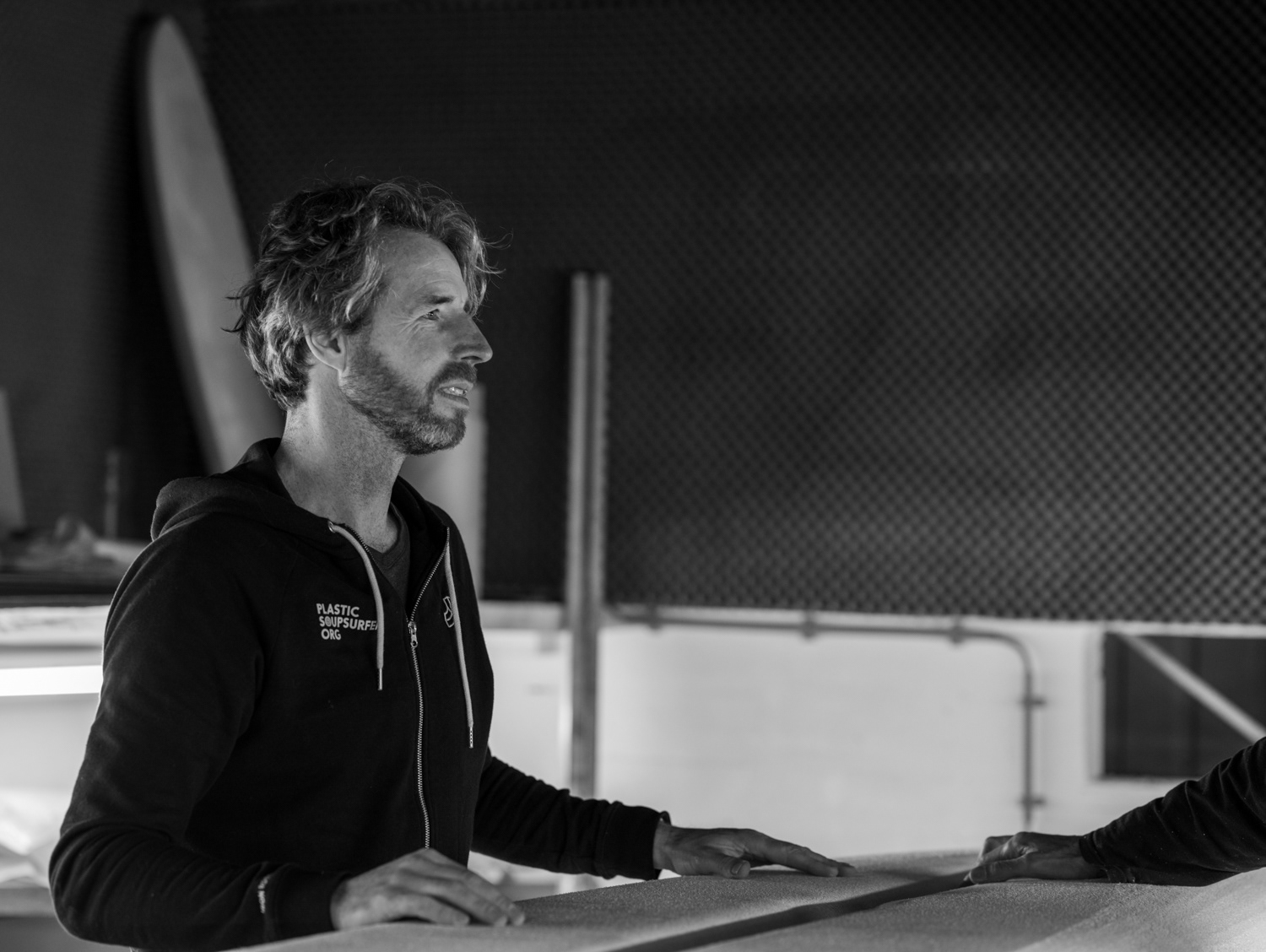 Merijn bij zijn board bij van den Berg Surf, Hoorn