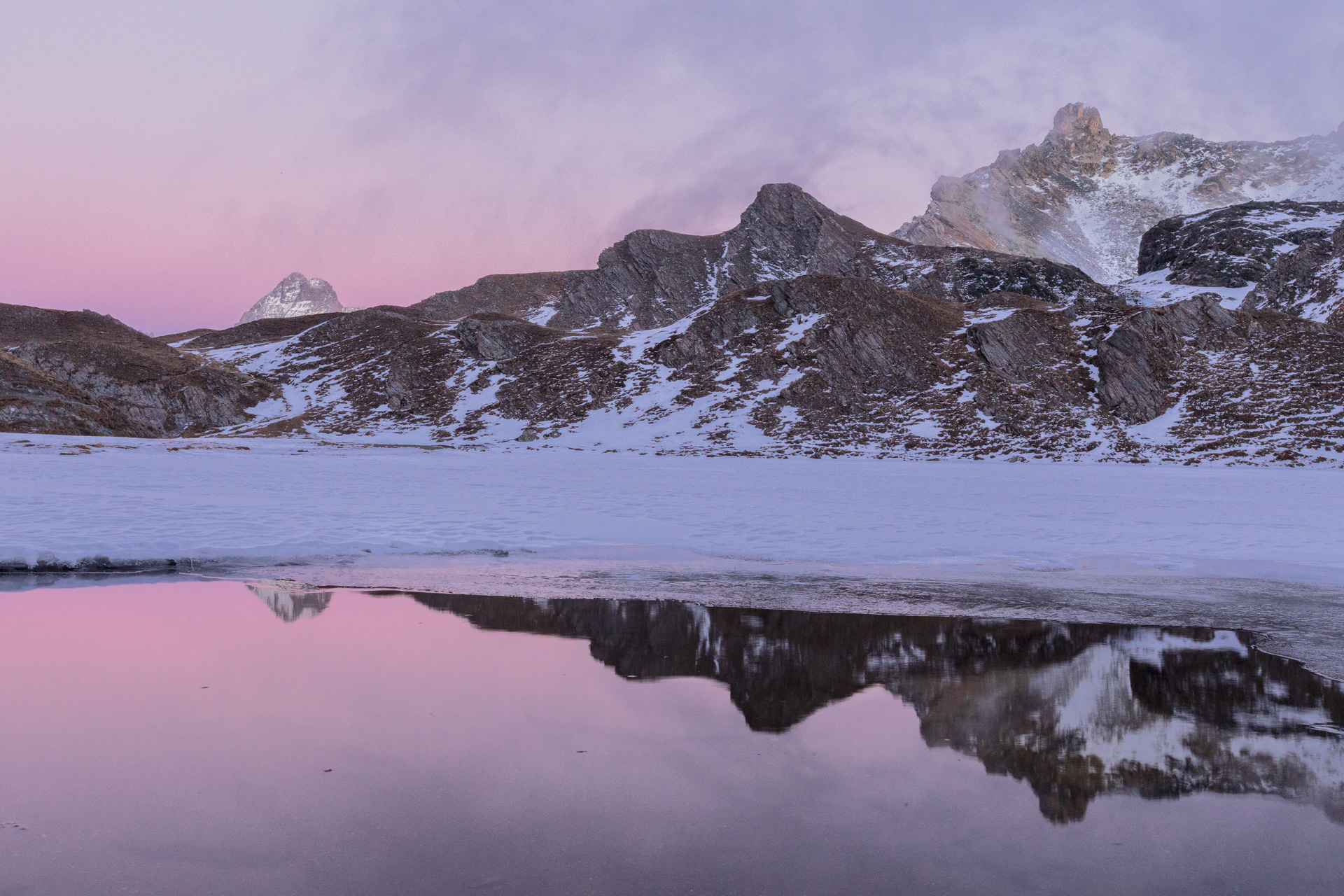Il Monviso e il Tour Real riflessi al tramonto nel Lago Bleu semi congelato