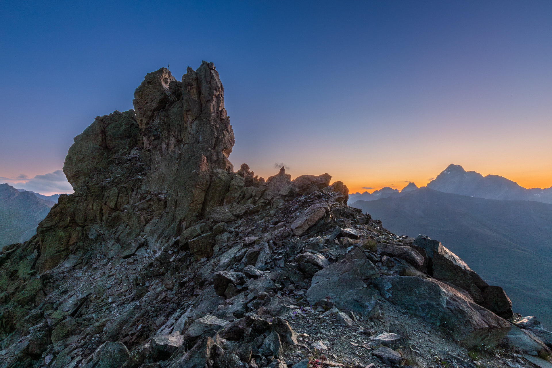 Il castello sommitale del Tour Real e il Monviso prima dell'alba