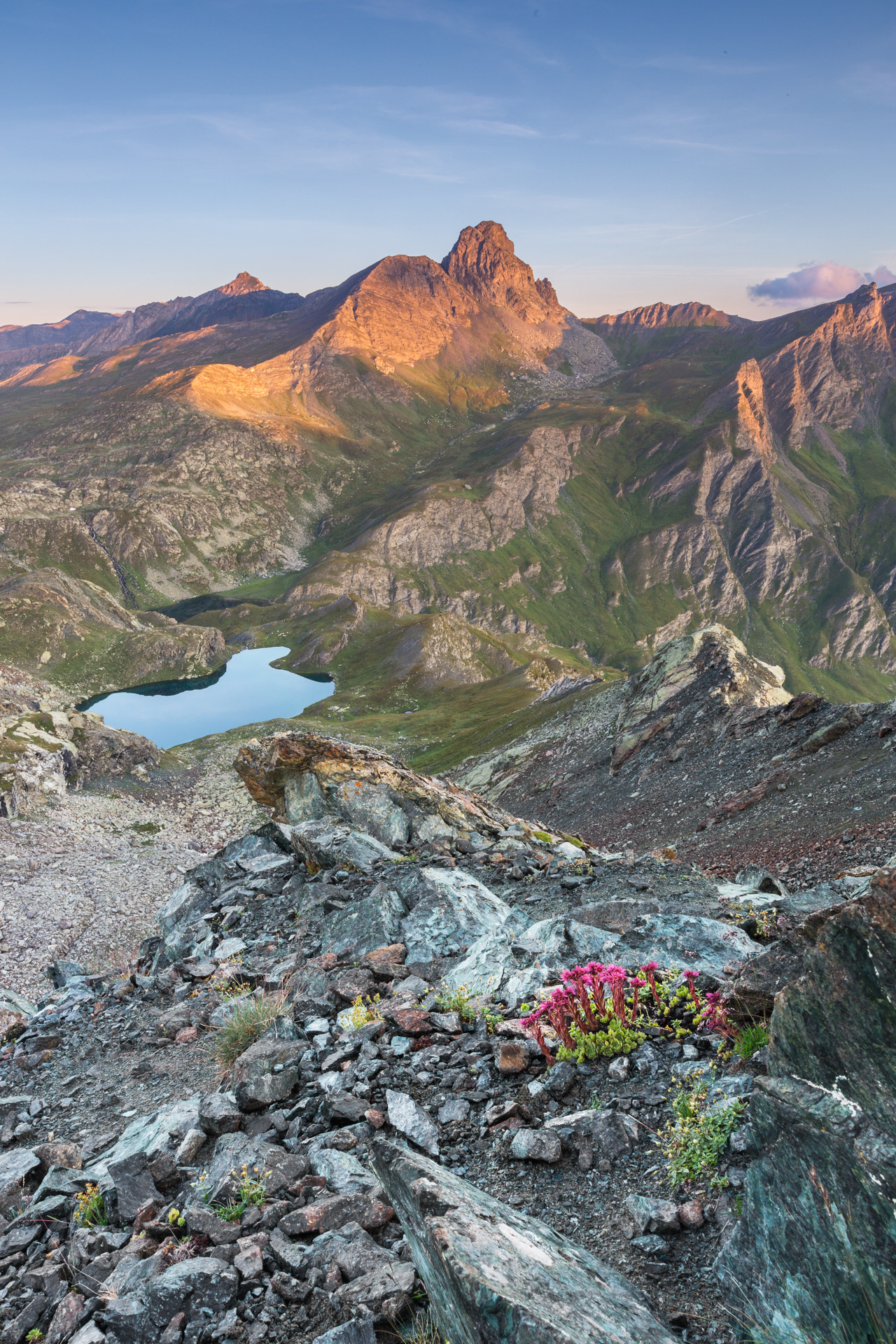 Il Lago Nero e Roc La Niera all'Alba
