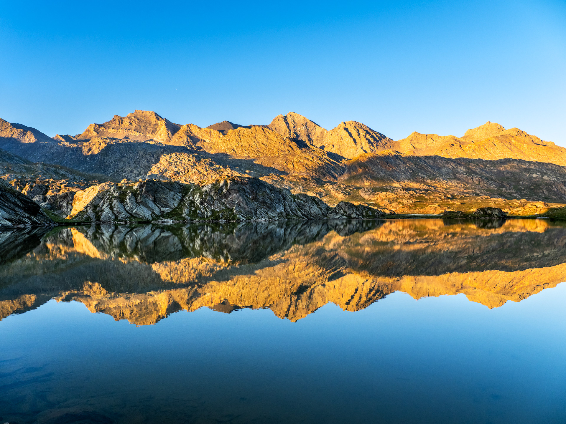 I monti Salza e Mongioia si specchiano all'alba nel Lago Bes