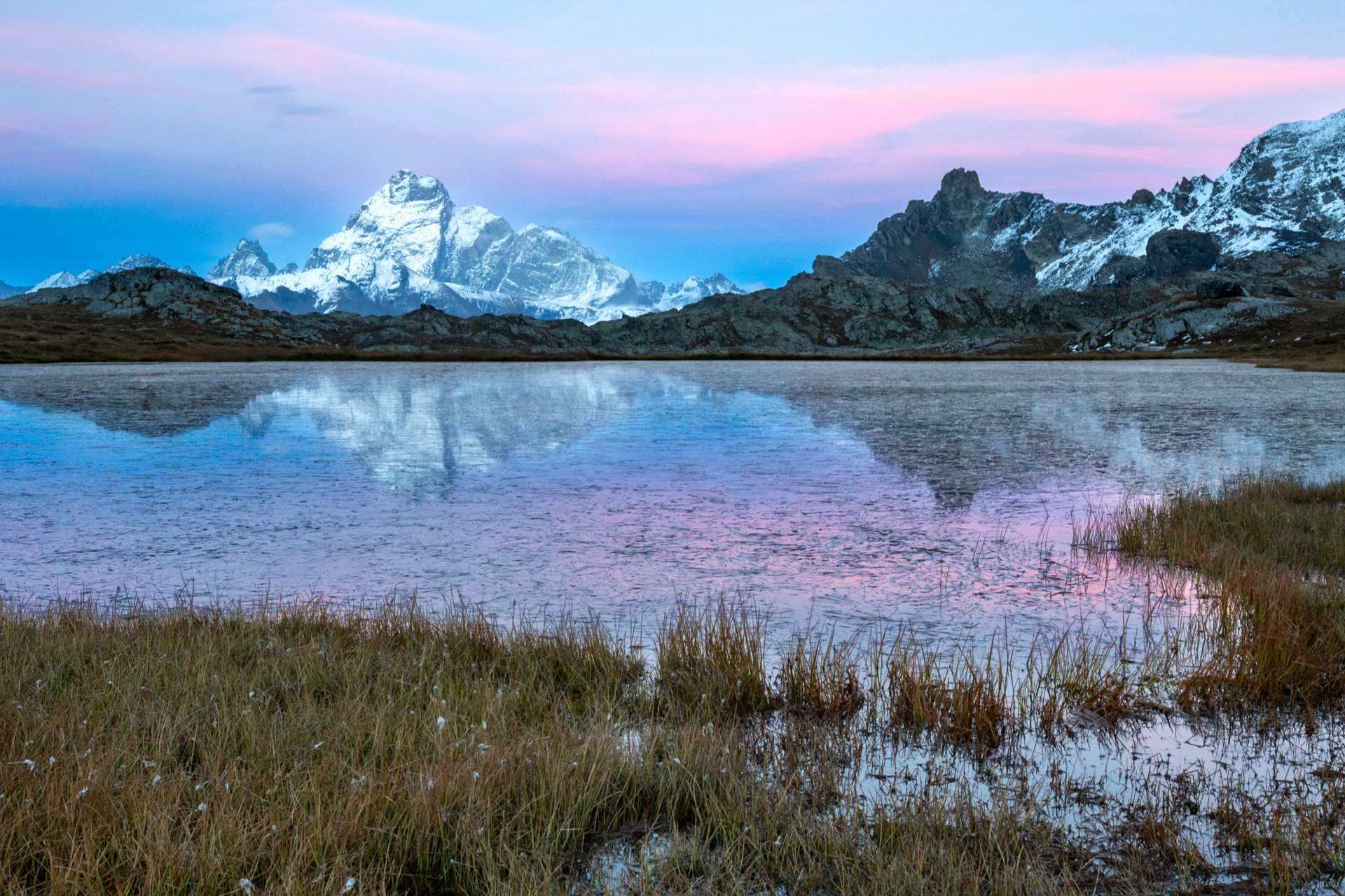 Il Monviso e il Tour Real si specchiano nel Lago Bes dopo il tramonto