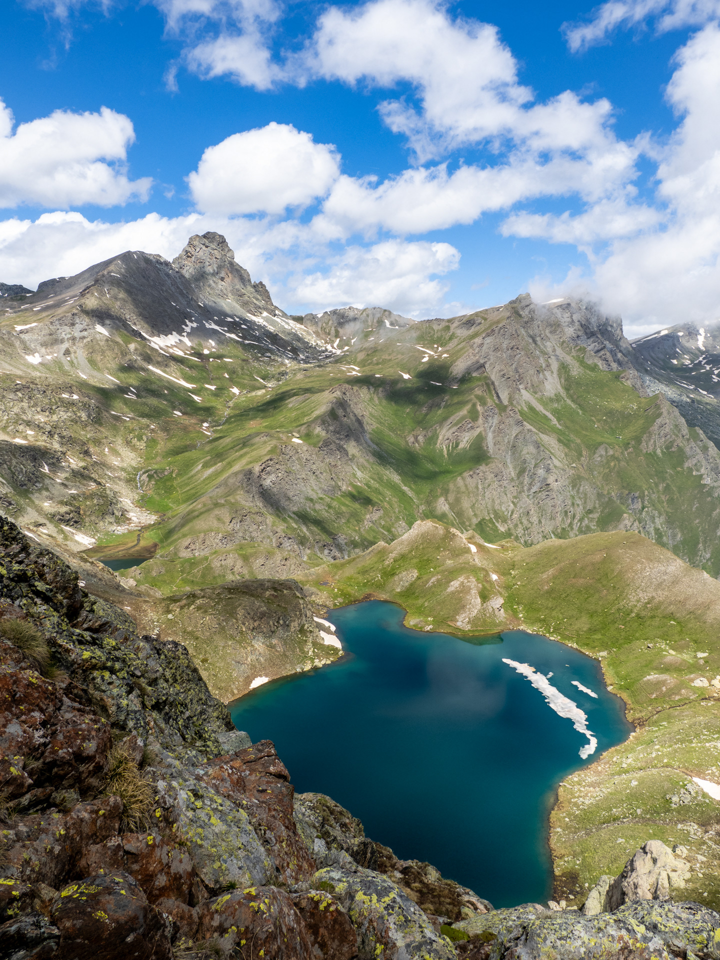 Roc la Niera e Rocca Bianca sullo sfondo del Lago Nero