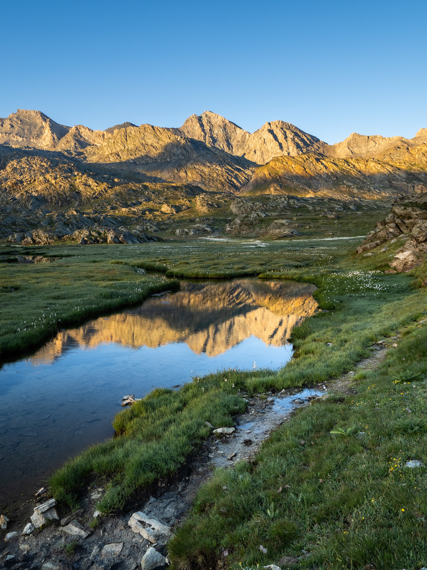 I monti Salza e Mongioia si specchiano all'alba nel Lago Bes
