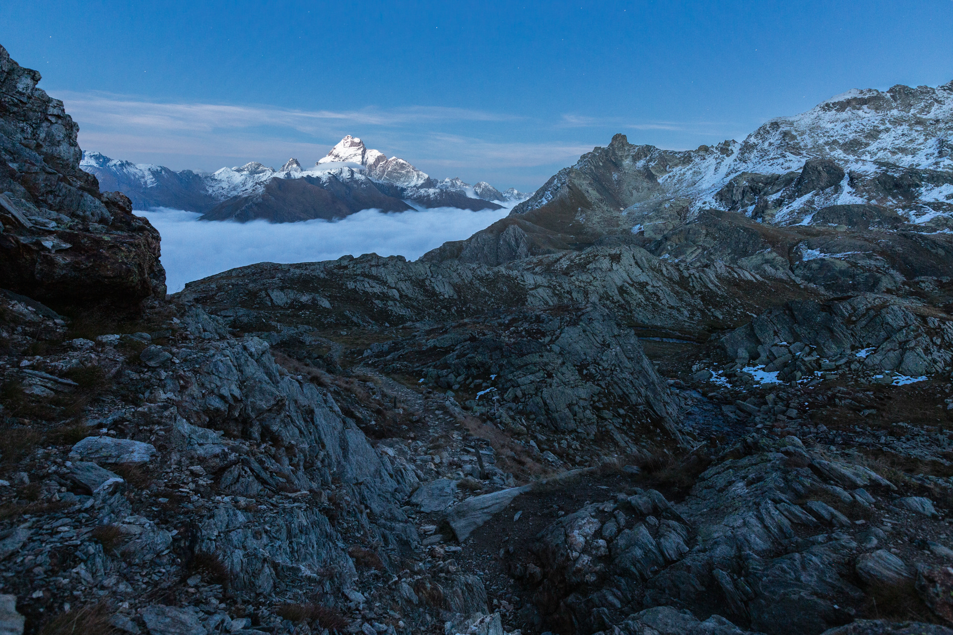 Il Monviso e il Tour Real scendendo dal Col Longet durante l'ora Blu