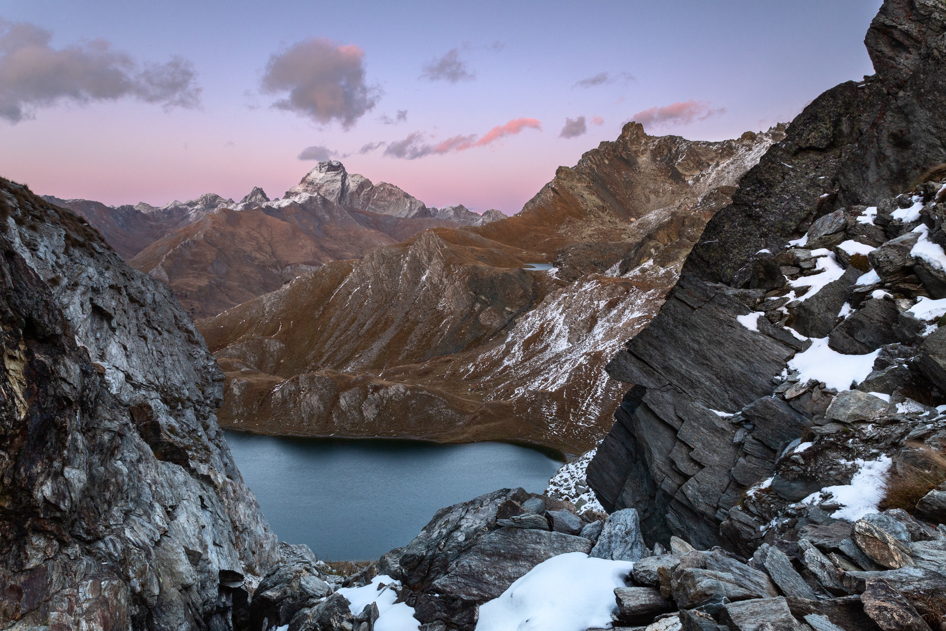 Il Monviso, il Lago Bleu, il Lago Nero e Tour Real dopo il tramonto