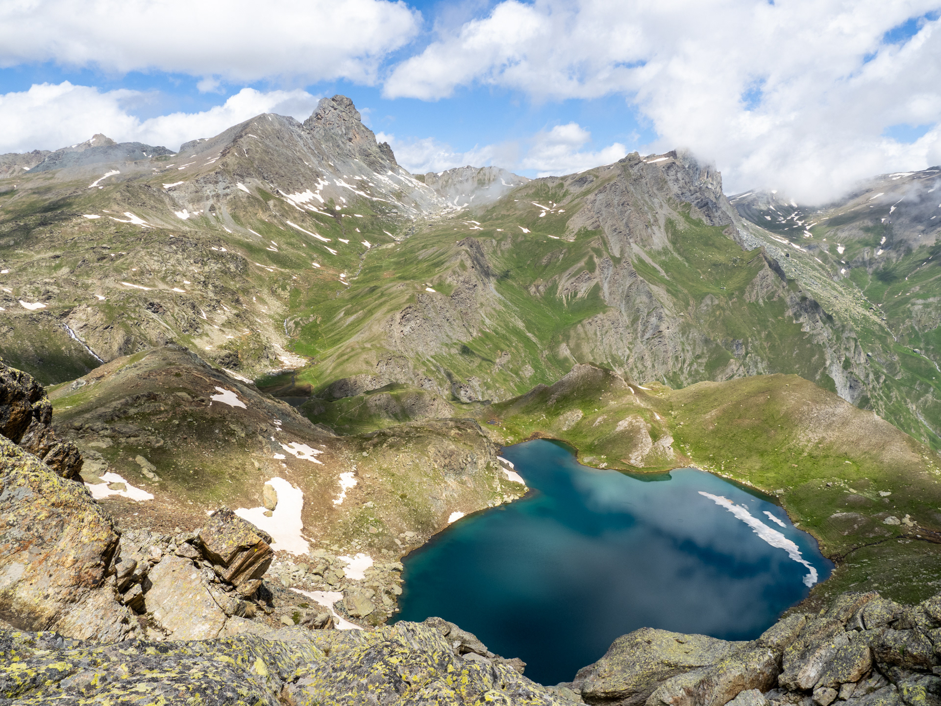 Roc la Niera e Rocca Bianca sullo sfondo del Lago Nero