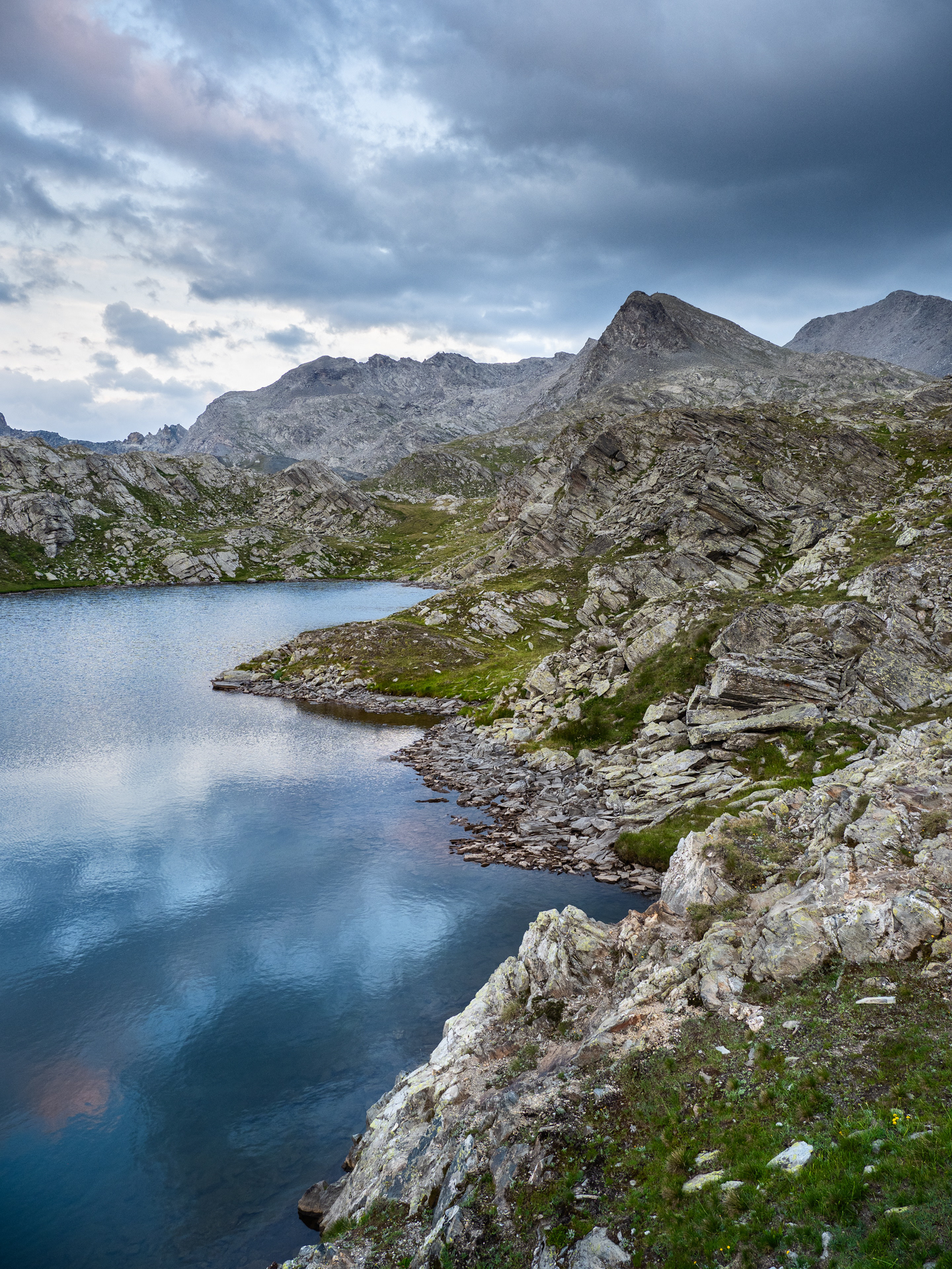 Le sponde del Lago Longet al tramonto