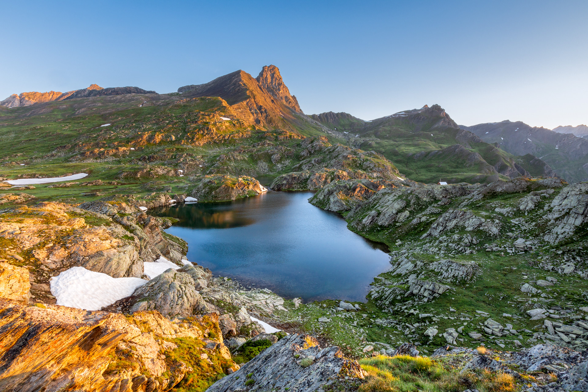 Il Lago Longet e Roc La Niera all'alba