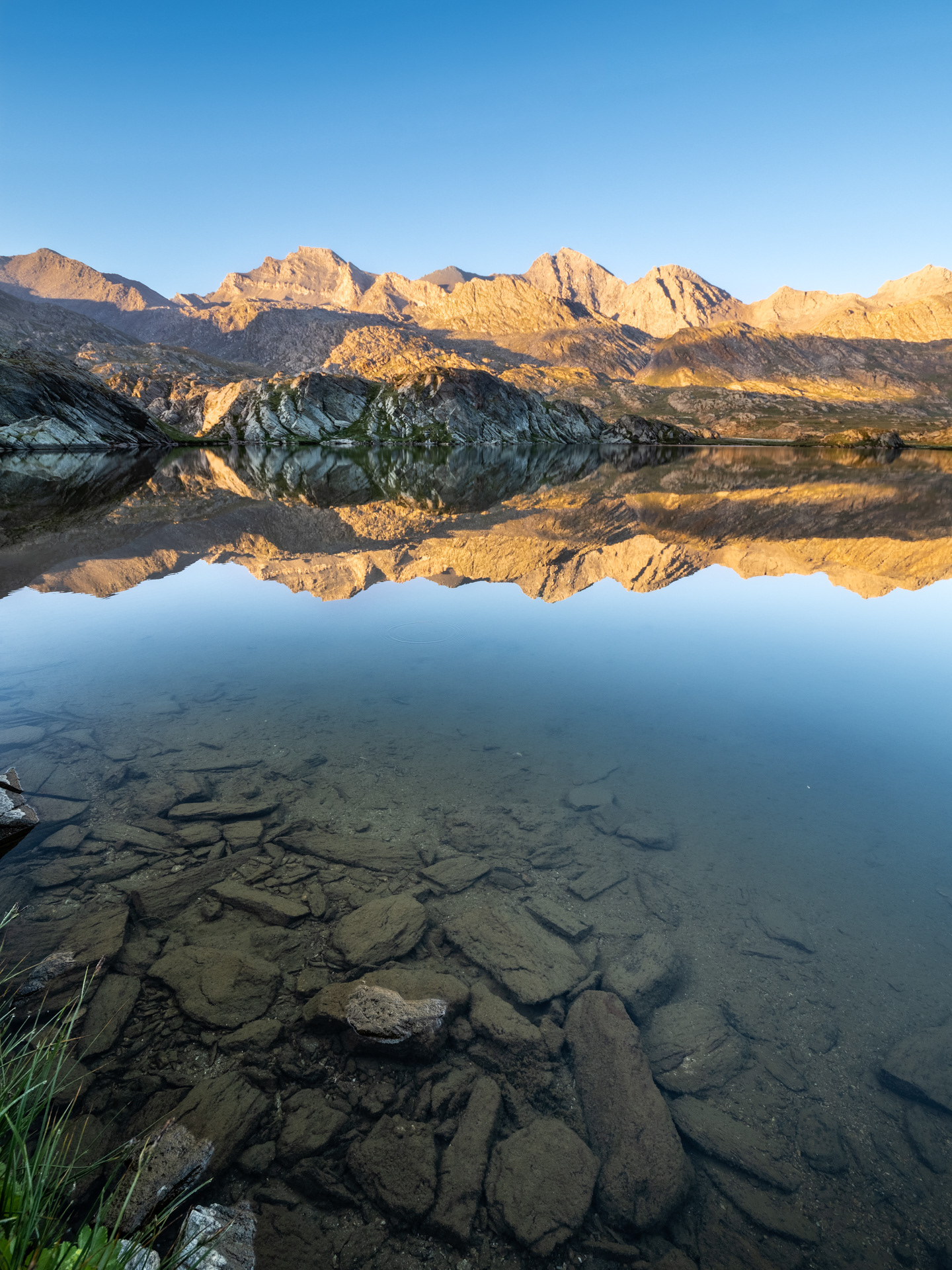 I monti Salza e Mongioia si specchiano all'alba nel Lago Bes