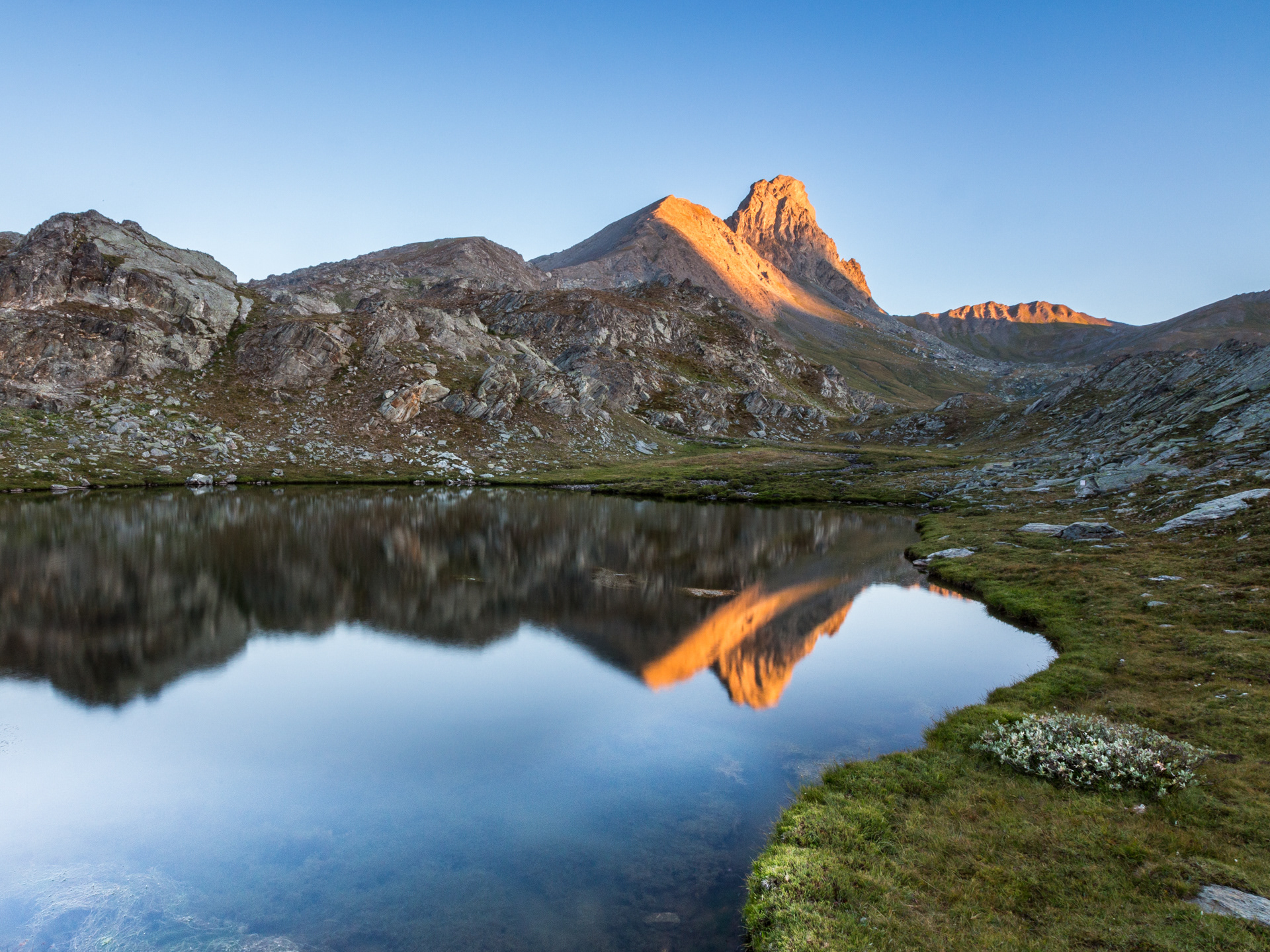 Roc la Niera all'alba riflessa nel Lago Longet