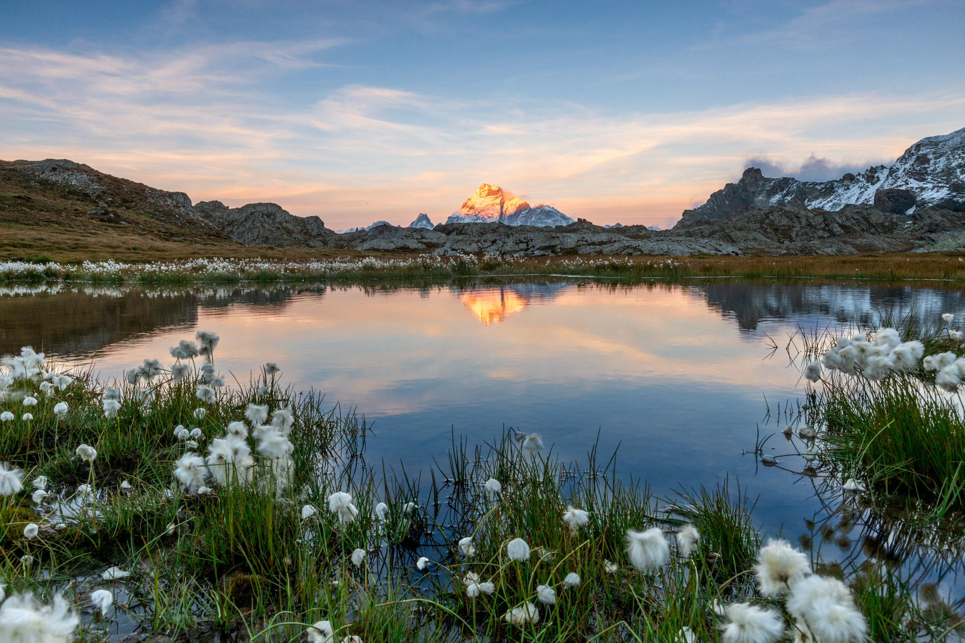 Il Monviso al tramonto si specchia nel Lago Bes