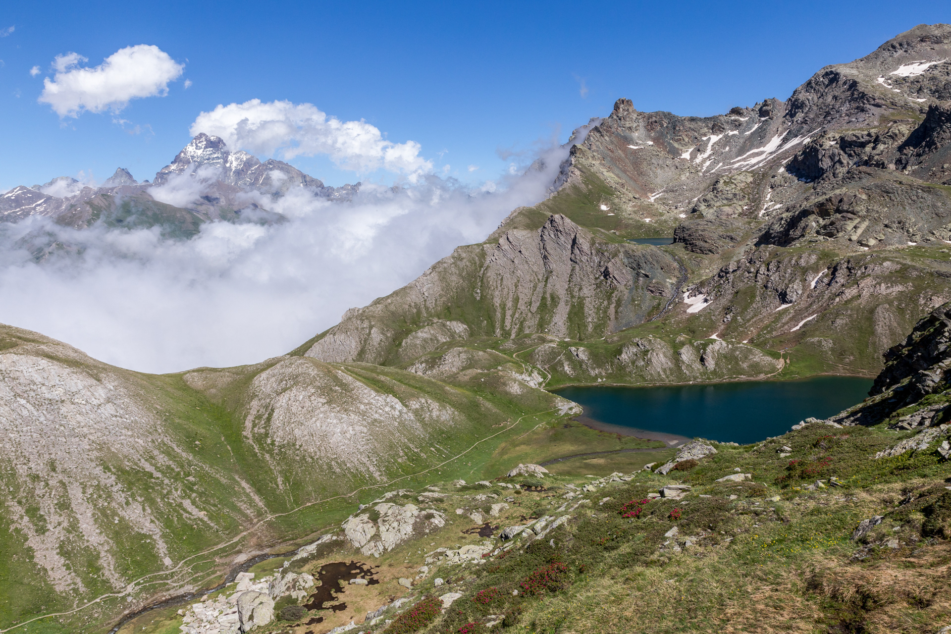 Il Monviso, il mare di nuvole sulla vallata, il Tour Real e i laghi Nero e Bleu