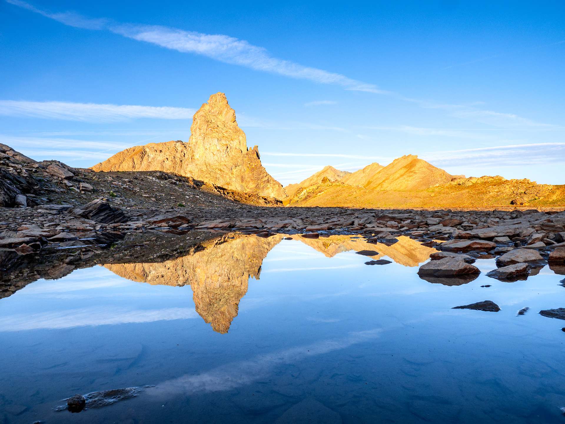 La Roc la Niera si specchia nel Lago del Nigro
