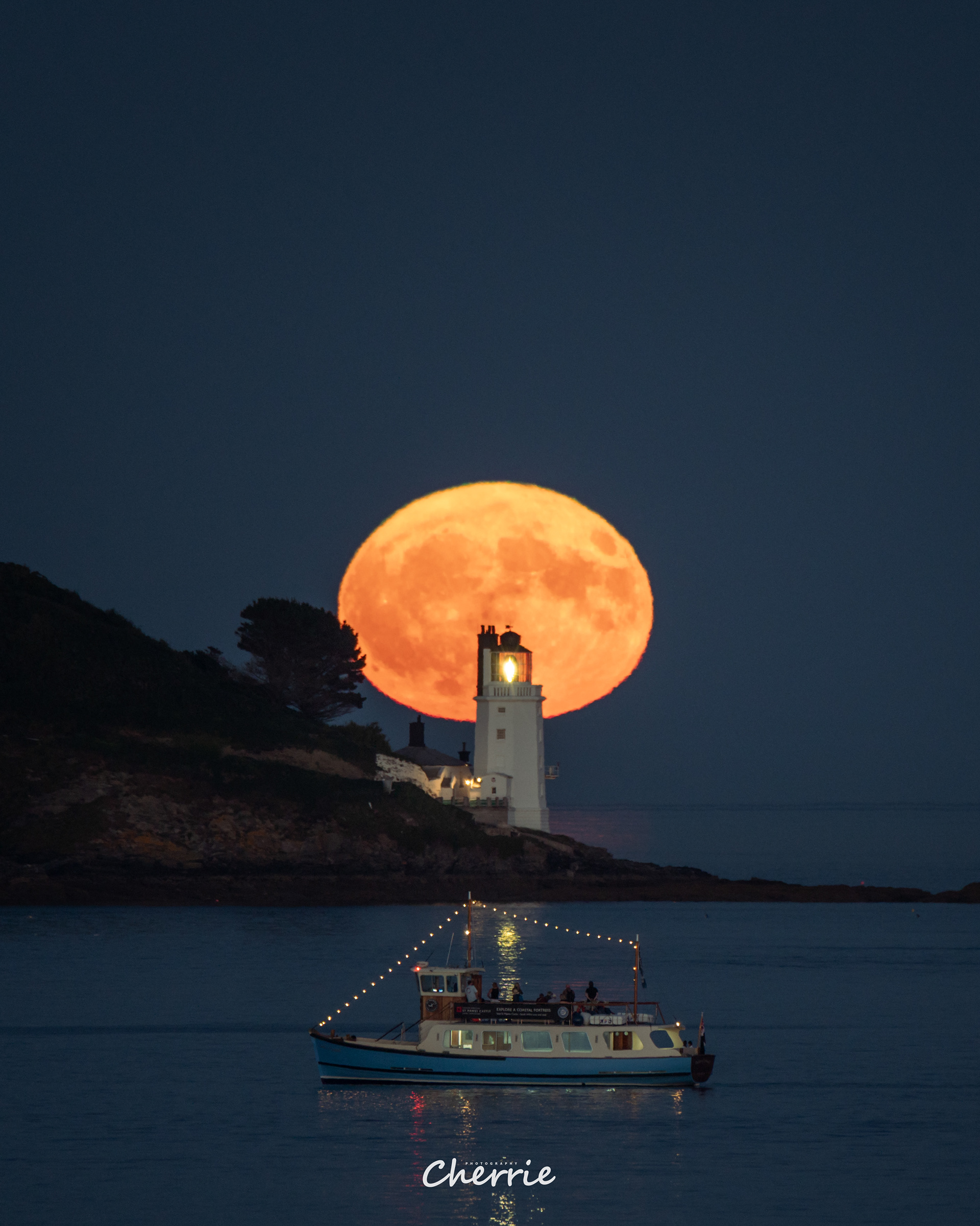 Aaron Cherrie, a professional astrophotographer based in Cornwall, UK. capturing the Milky Way, meteor showers, and celestial moments from dark-sky locations across the UK.