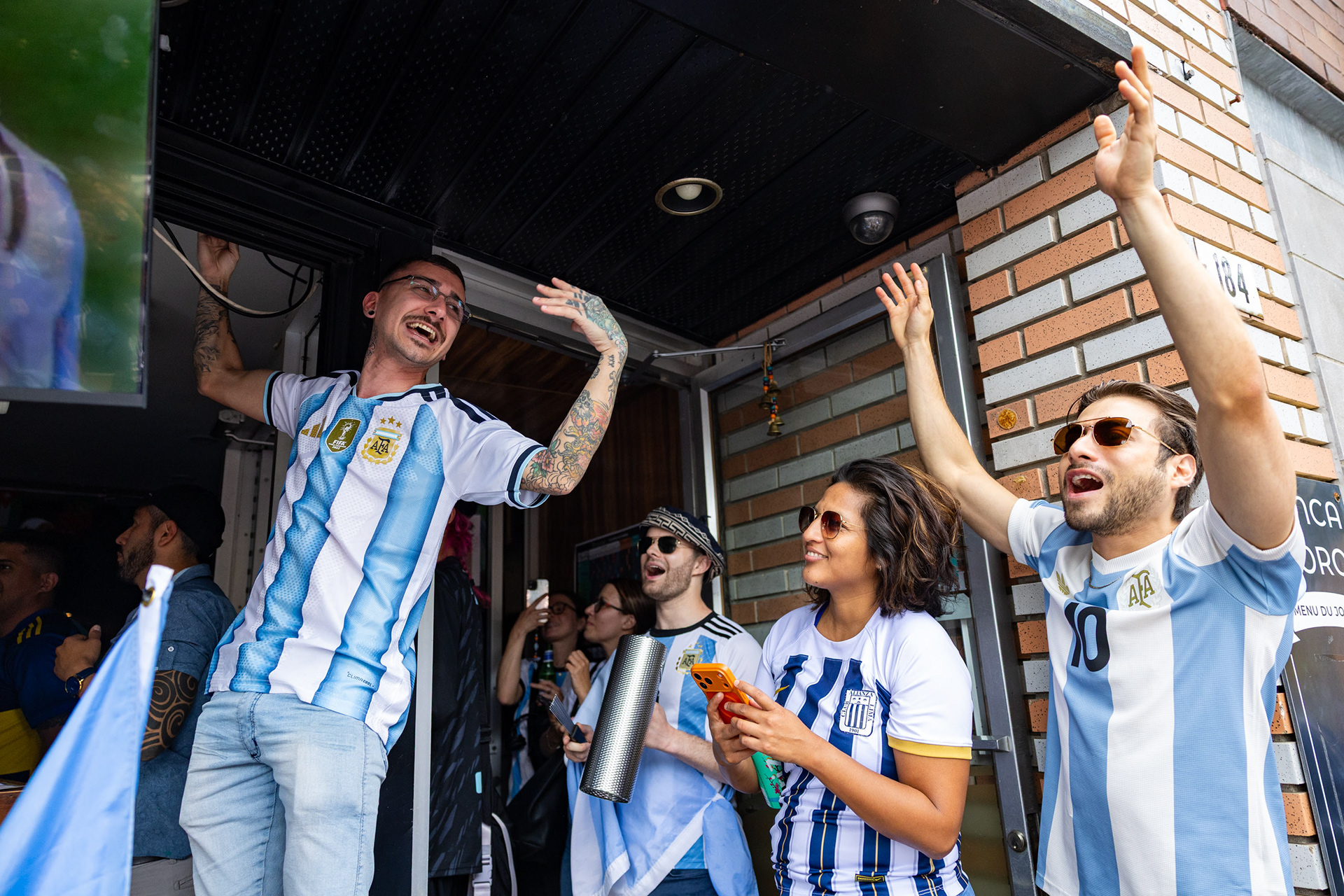 Ambiance à Montréal au Café Conca d’Oro pour le match de la Coupe du monde de soccer entre l'Argentine et l’Autriche, 2026.