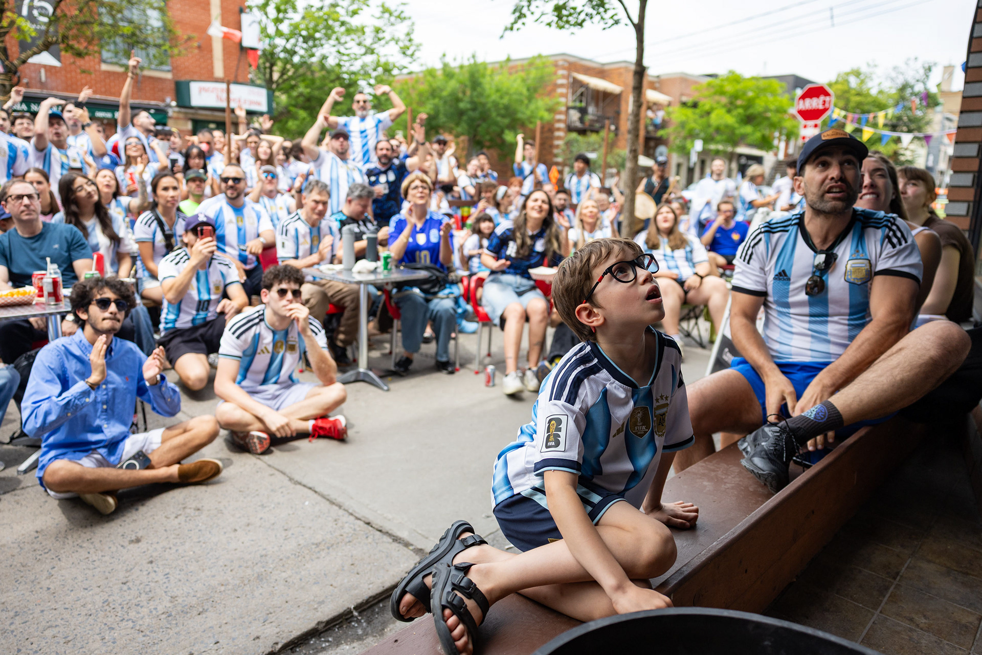 Ambiance à Montréal au Café Conca d’Oro pour le match de la Coupe du monde de soccer entre l'Argentine et l’Autriche, 2026.