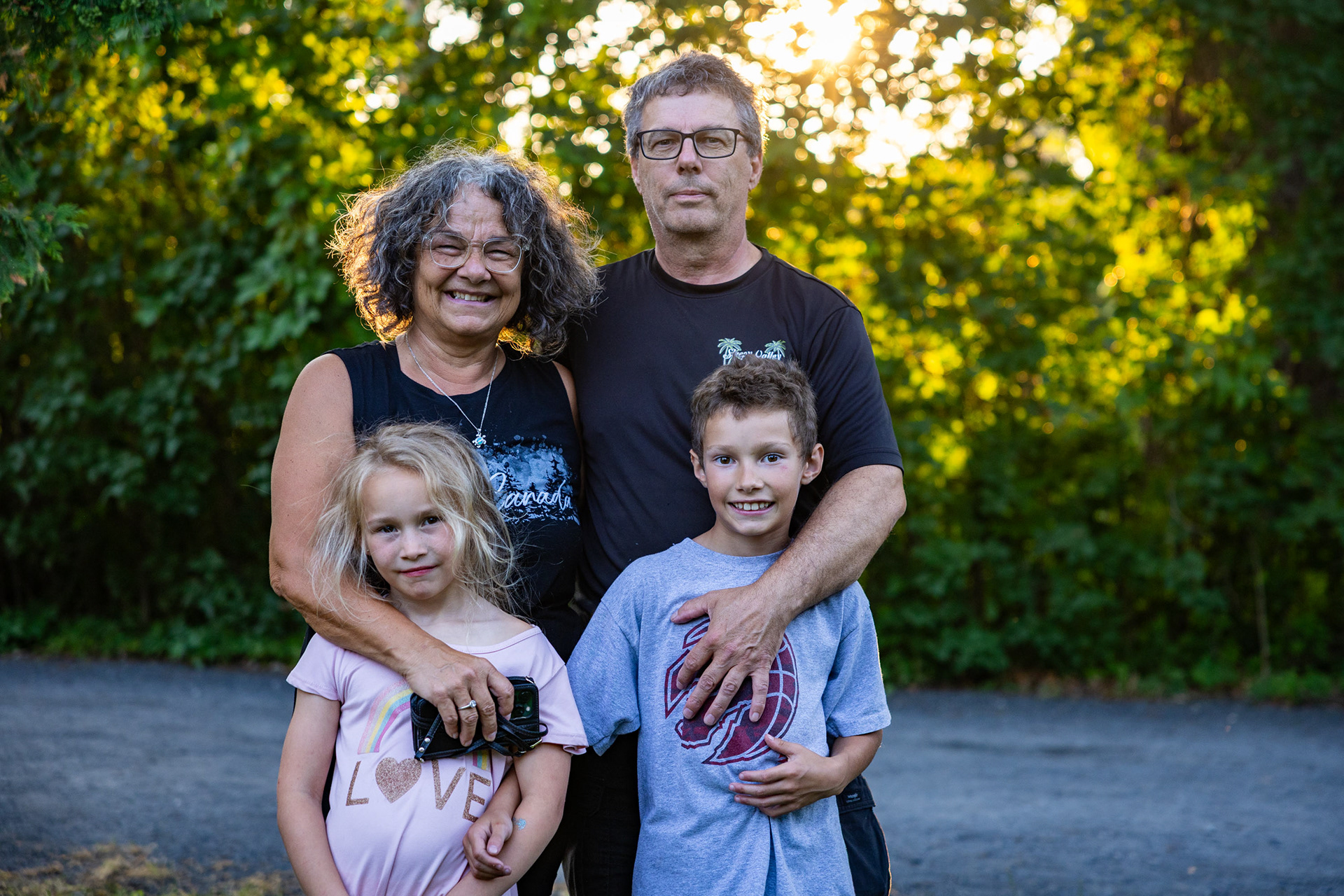 Monique Groleau et Marc Tardif avec leurs petits enfants, 2026.