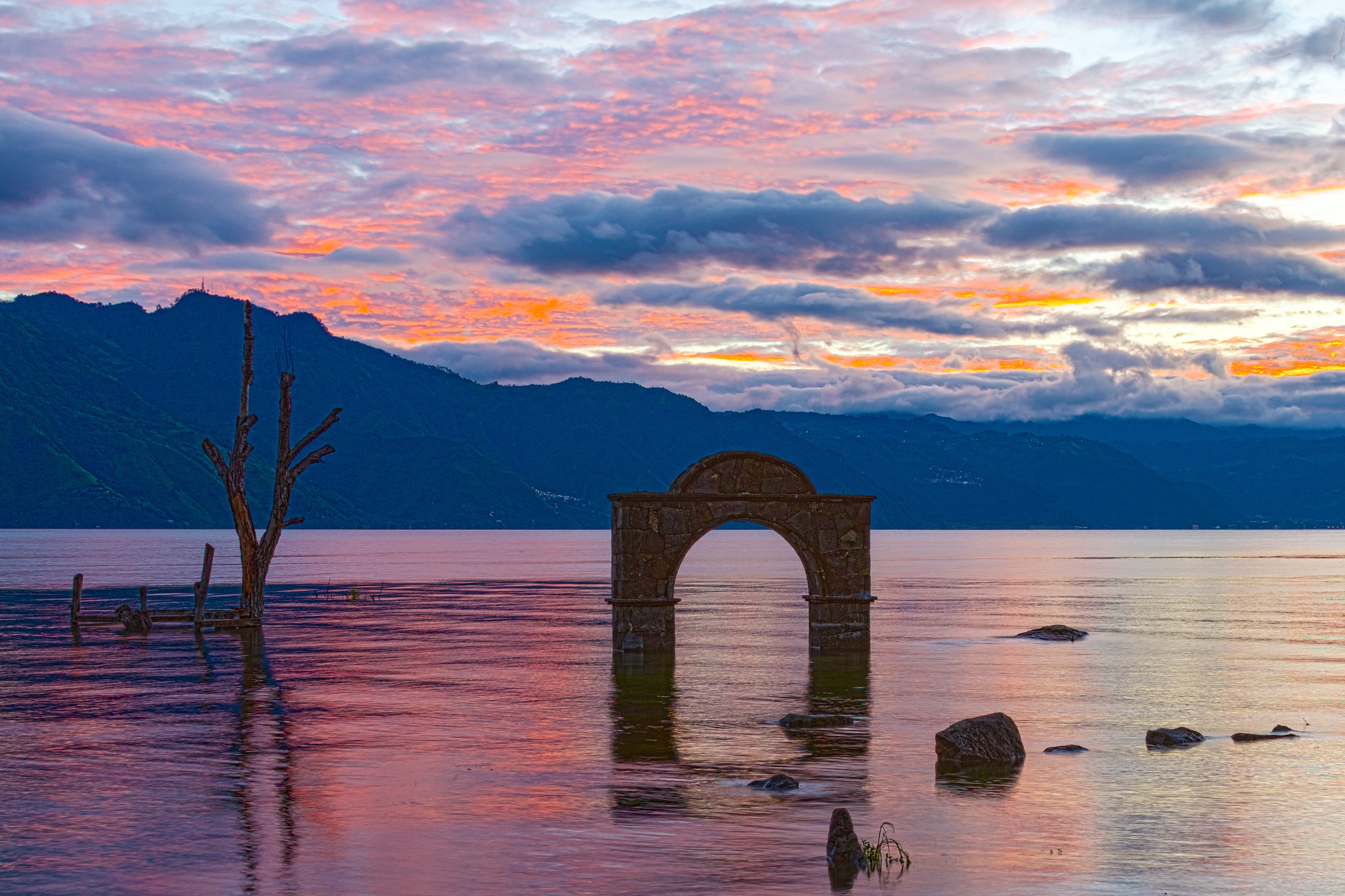 Xibalba; ingreso al inframundo, Atitlán