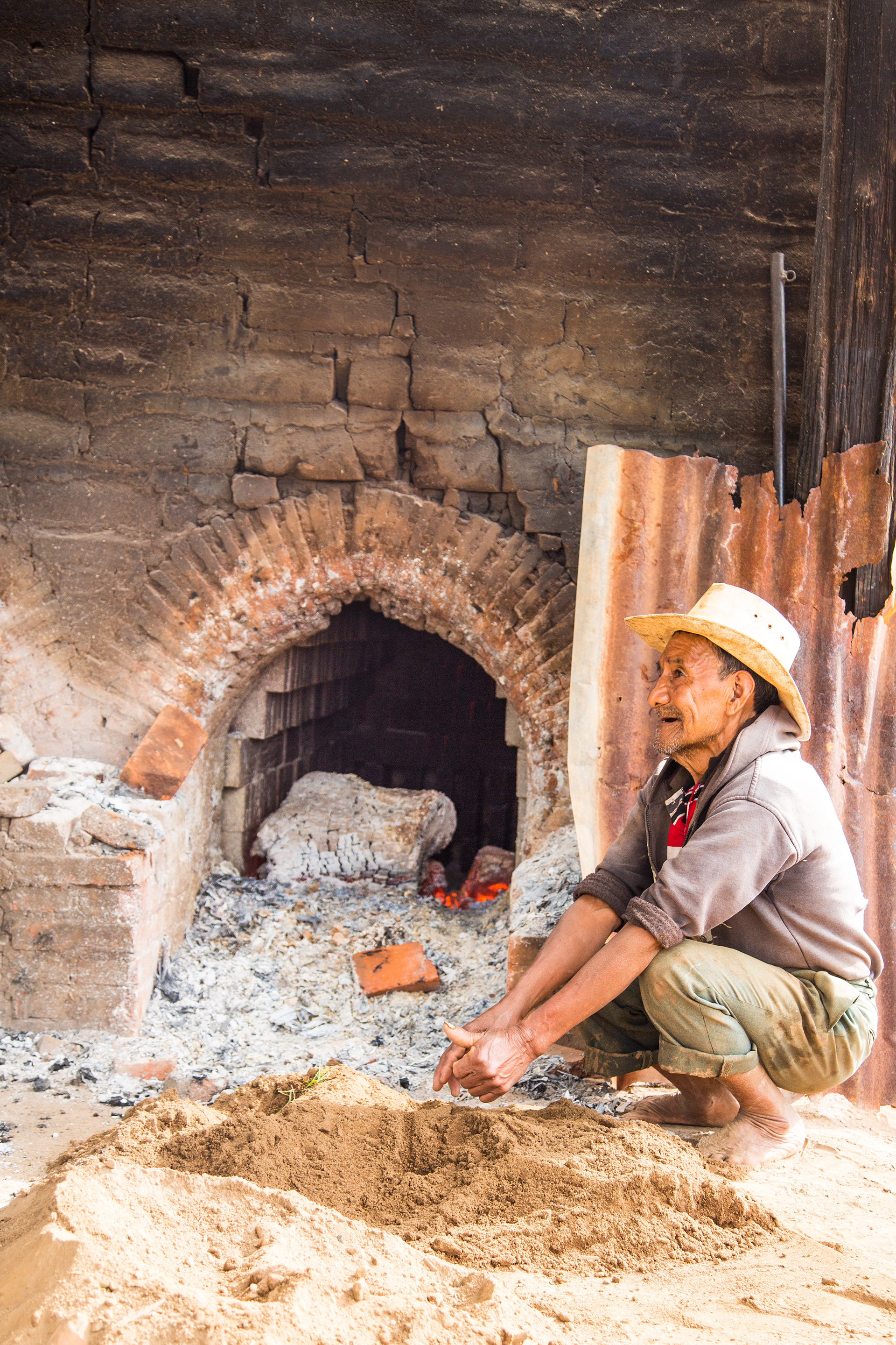 Artesano fabricante de ladrillos