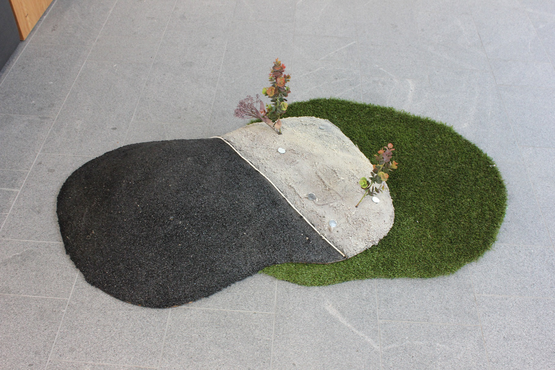 (2022). Sculpture for The Mirror Sphere. [Wetpour, sand, faux plants].