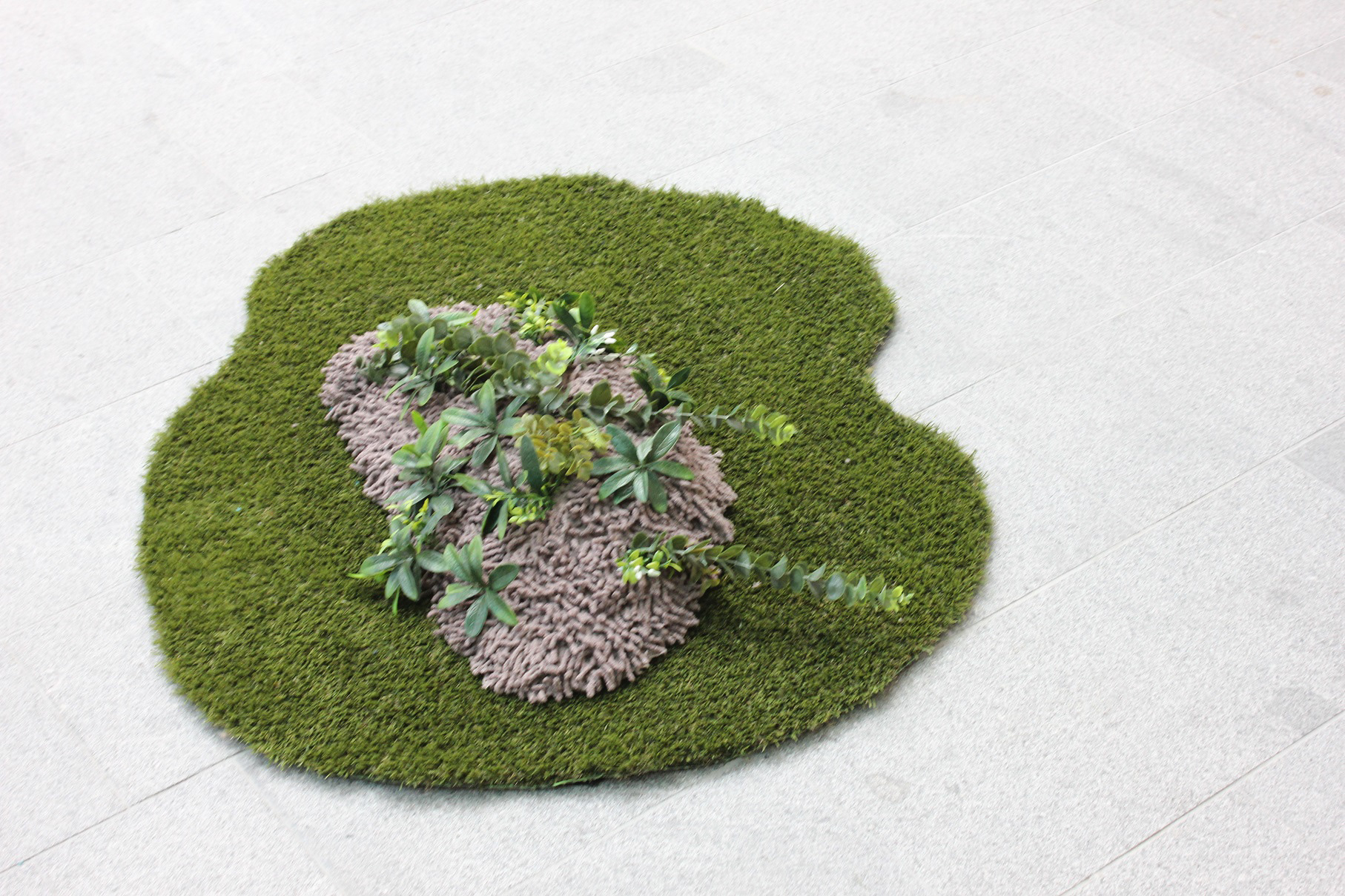 (2022). Sculpture for The Mirror Sphere. [Wetpour, rug, faux plants].