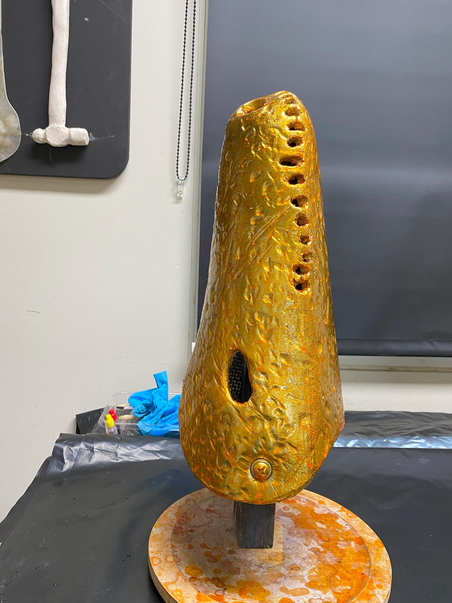 (2022).Painting Lada's Mask. [Photograph].