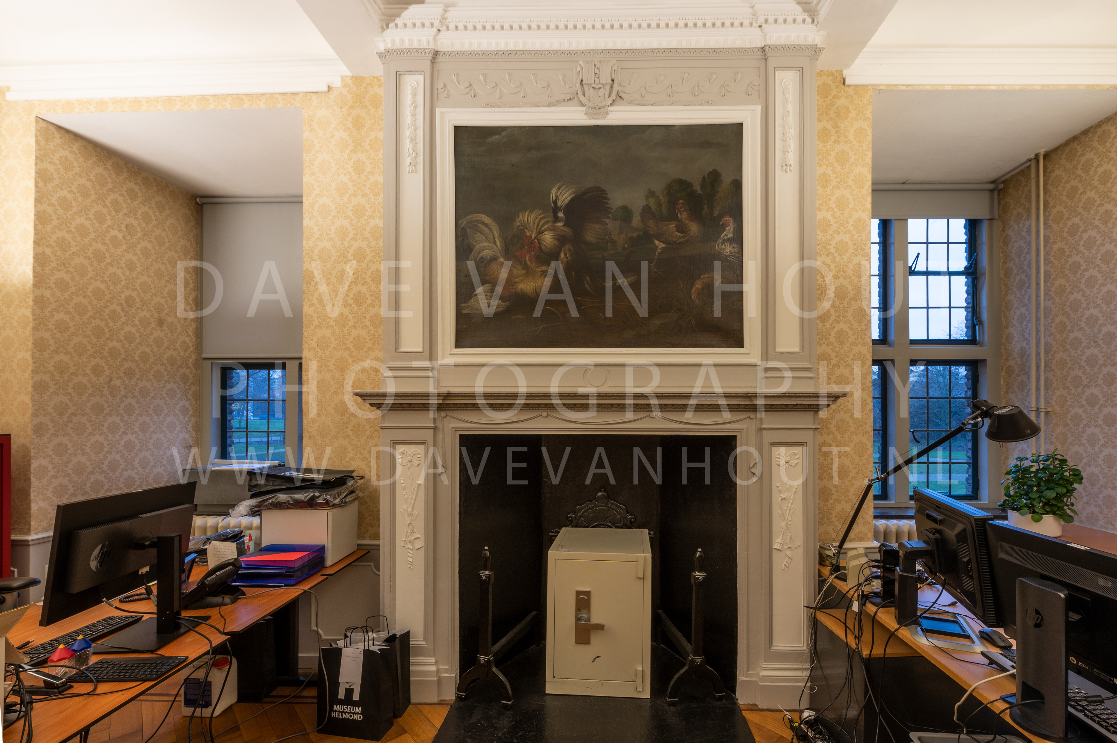 002 051 Witte kamer schoorsteenmantel hanengevecht