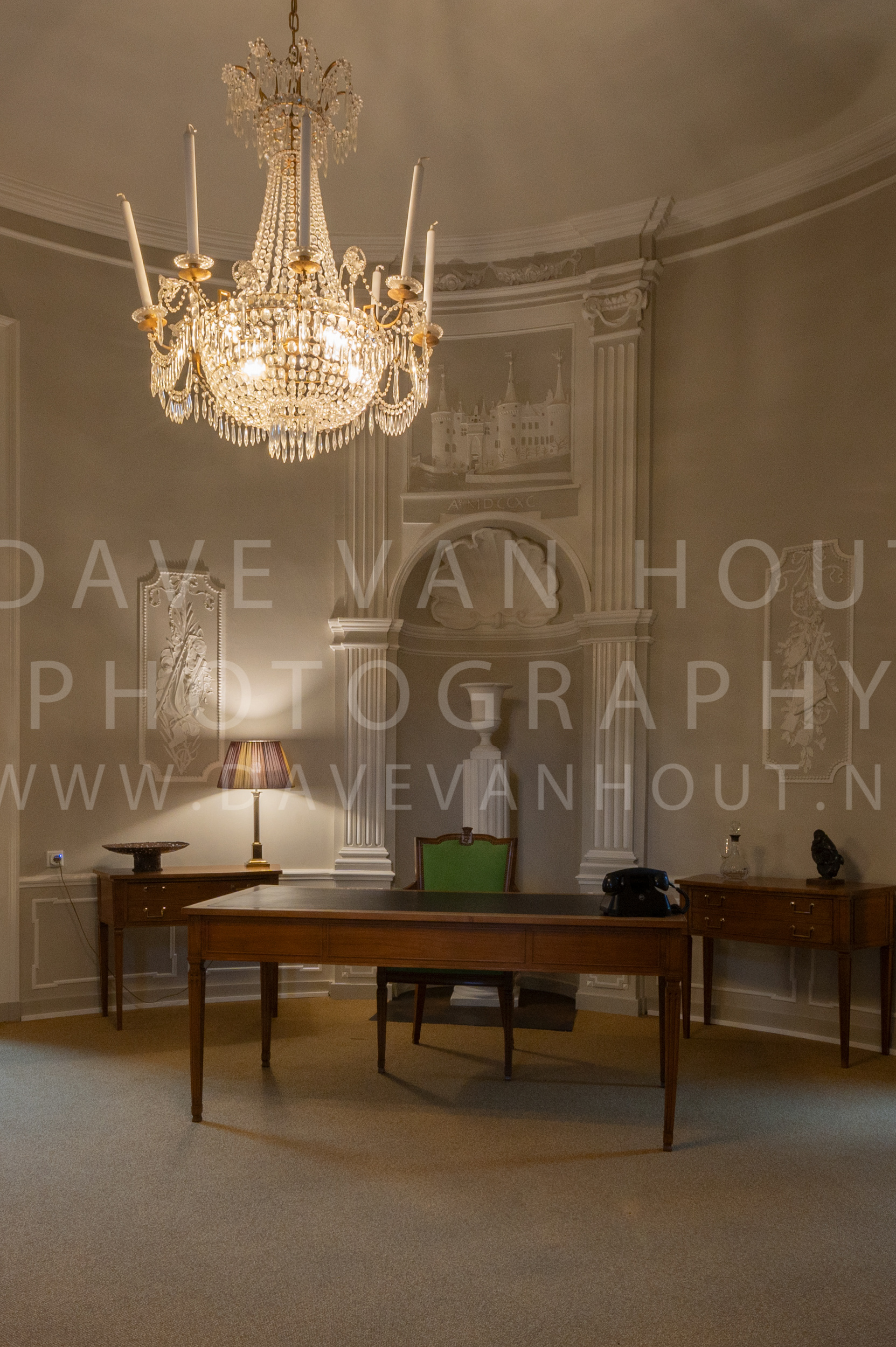 002 090 Stucrelief mondaine kamer