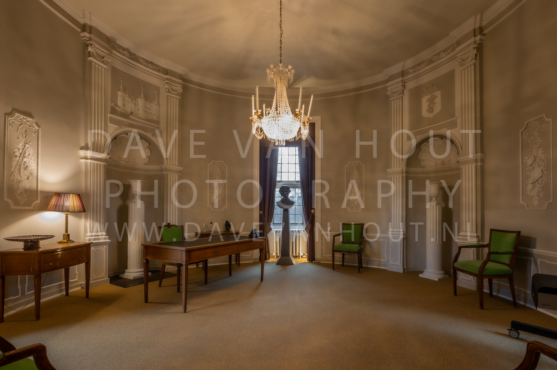 001 090 Stucrelief mondaine kamer